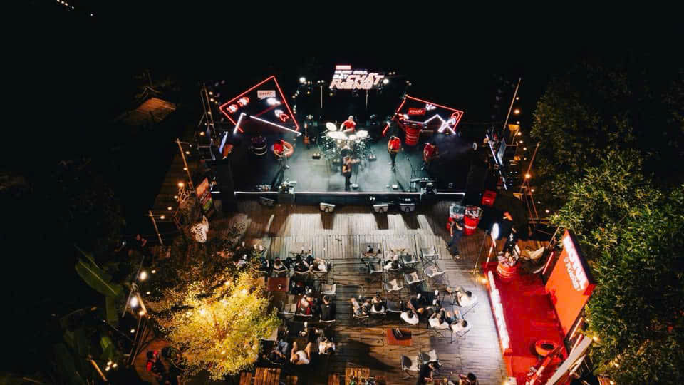 Sân khấu ngoài trời Panorama Glamping Hồ Trị An, tổ chức Gala Dinner và Year End Party với hệ thống âm thanh ánh sáng chuyên nghiệp, không gian tiệc ngoài trời gần TP.HCM.