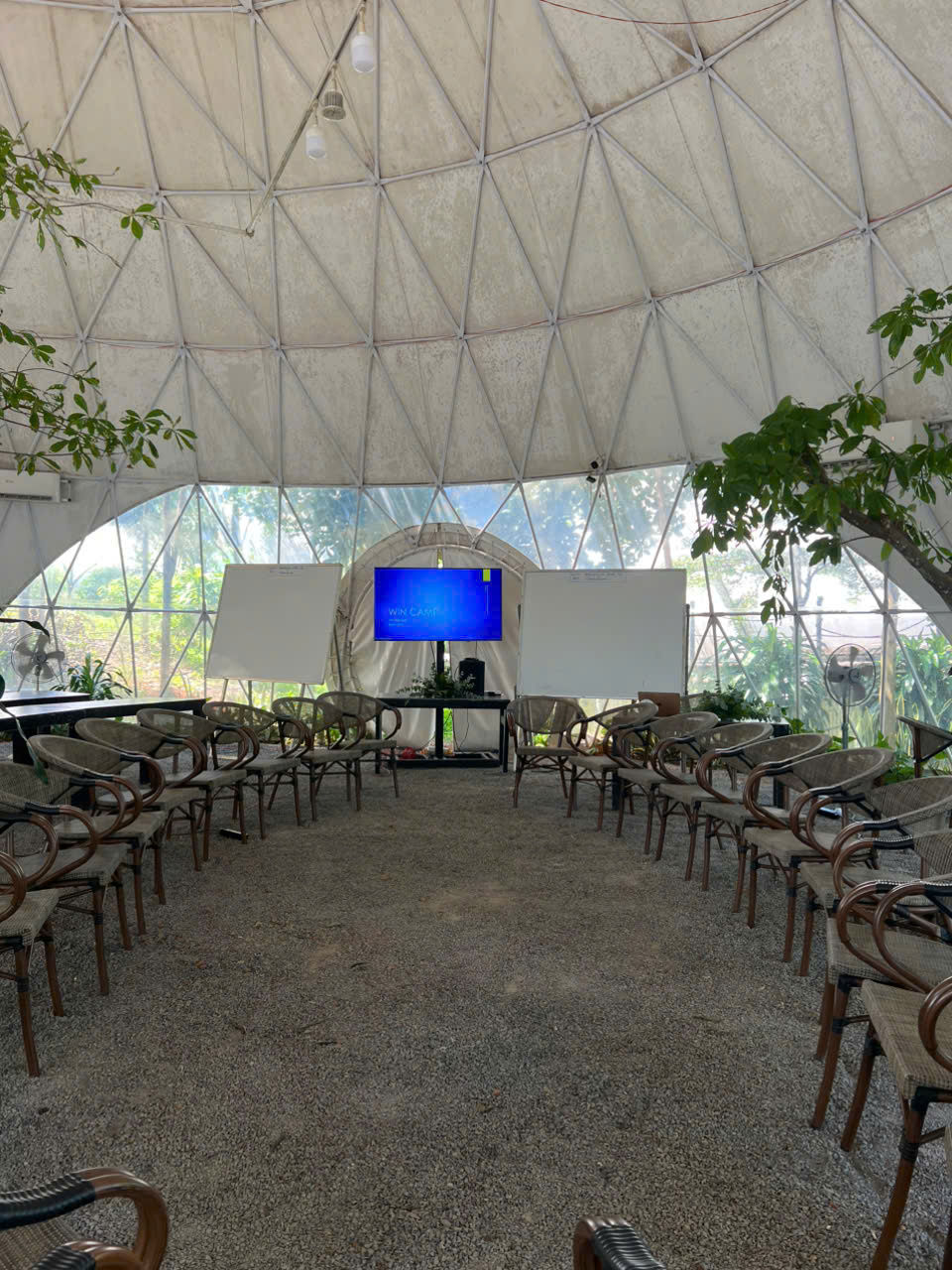Không gian Dome Panorama Glamping Hồ Trị An, Đồng Nai – nơi tổ chức Year End Party, gala công ty, team building hoặc workshop doanh nghiệp trong môi trường có máy lạnh, ánh sáng và âm thanh đầy đủ.