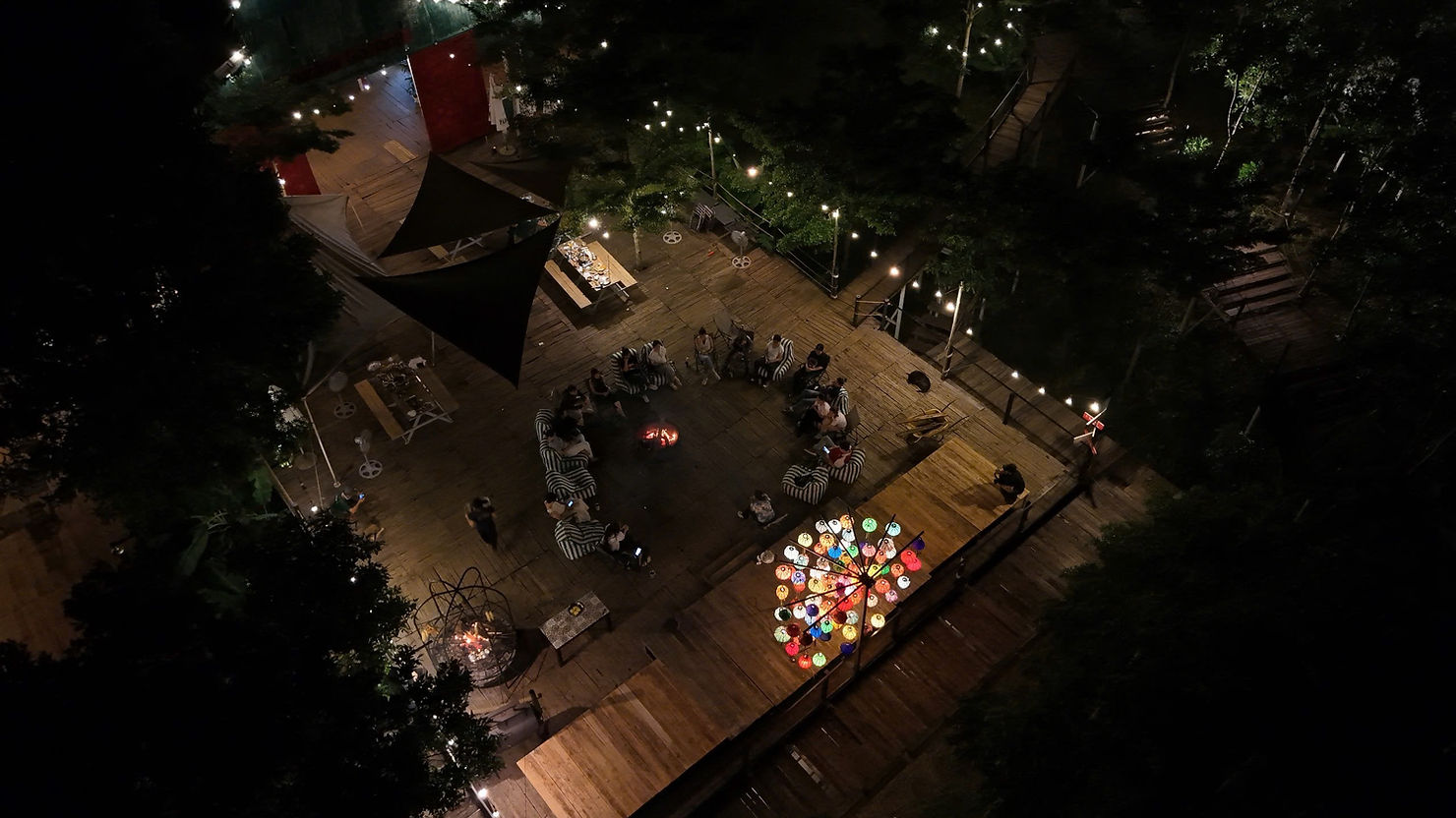 Khoảnh khắc đêm lửa trại tại Panorama Glamping Hồ Trị An – nơi thiên nhiên, ánh sáng và con người cùng hòa vào nhau, tạo nên một không gian glamping ấm áp và đáng nhớ.