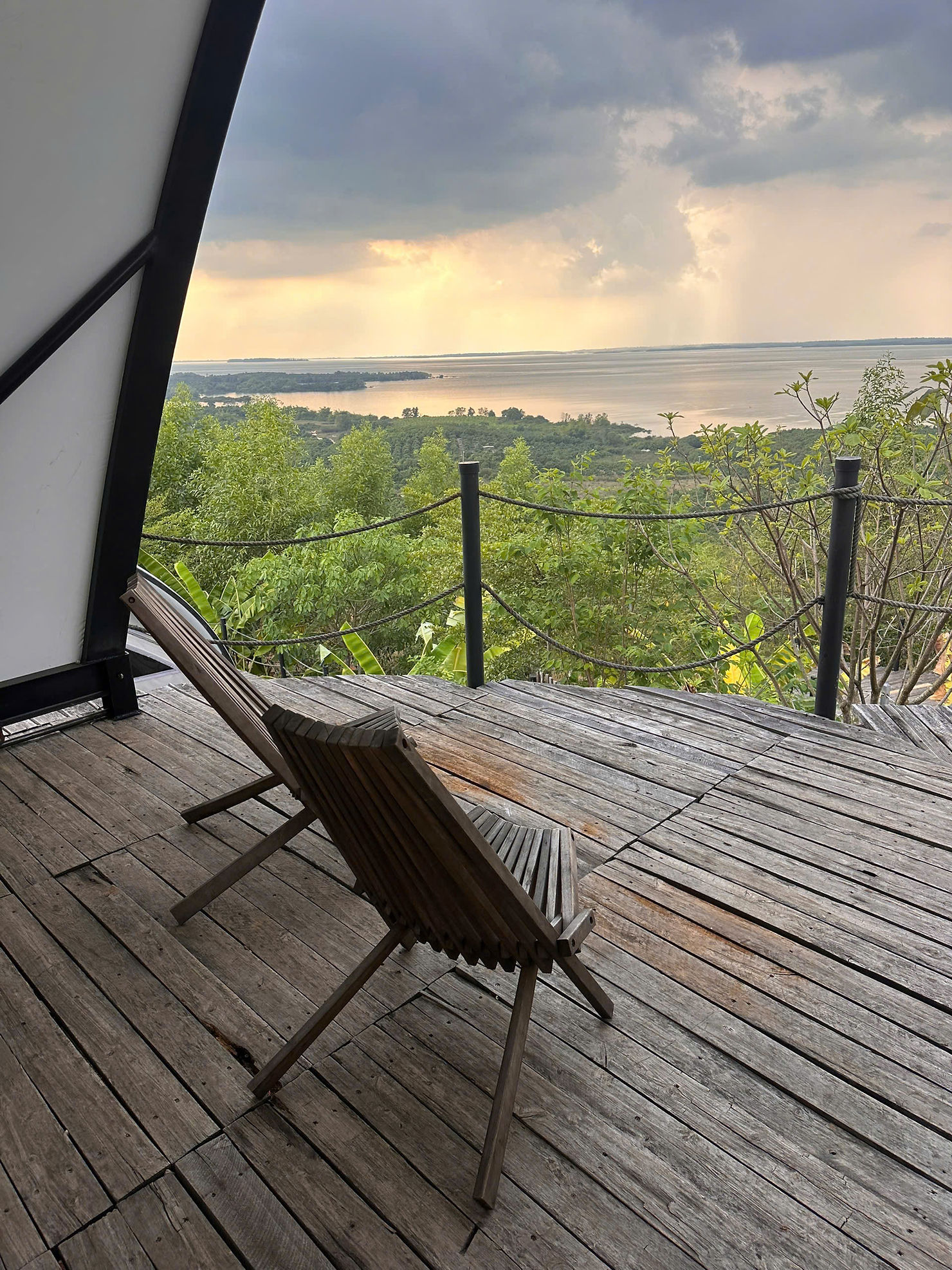 Hiên lều Opera Tent tại Panorama Glamping – khu cắm trại gần TPHCM với lều có máy lạnh, WC riêng, view hồ Trị An. Trải nghiệm glamping cho gia đình tiện nghi và an toàn.