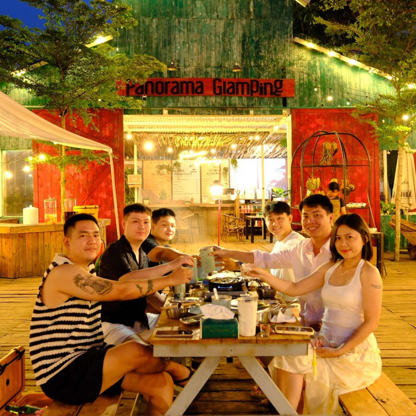 Ở Panorama Glamping, mọi bữa ăn đều mang vị hạnh phúc — mộc mạc, gần gũi và “vừa đủ” để thấy lòng nhẹ tênh.