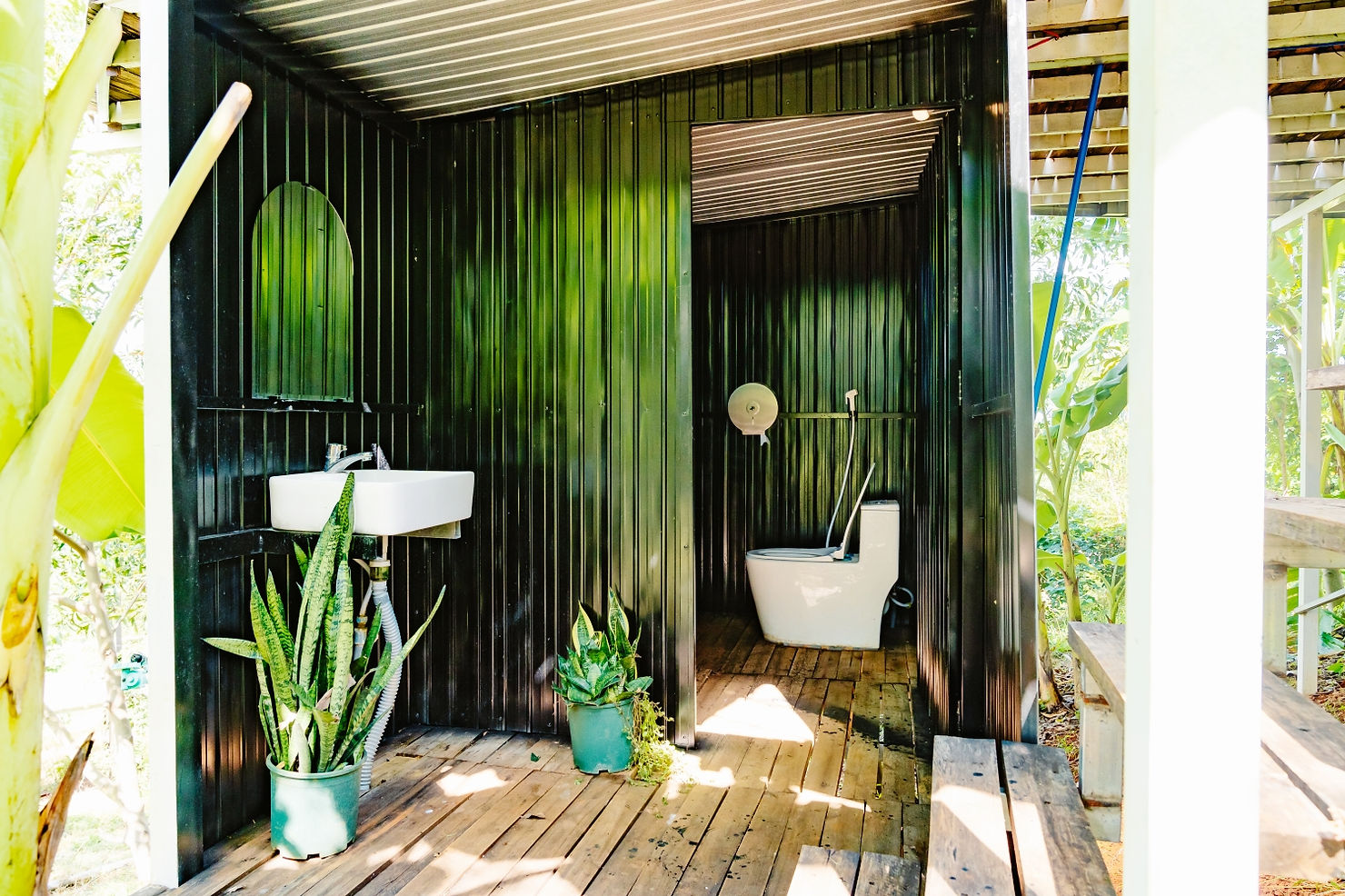 Nhà vệ sinh riêng tại Panorama Glamping Hồ Trị An, khu glamping gần Sài Gòn với thiết kế hiện đại, cây xanh, không gian thoáng mát, tiện nghi cho kỳ nghỉ gần thiên nhiên.