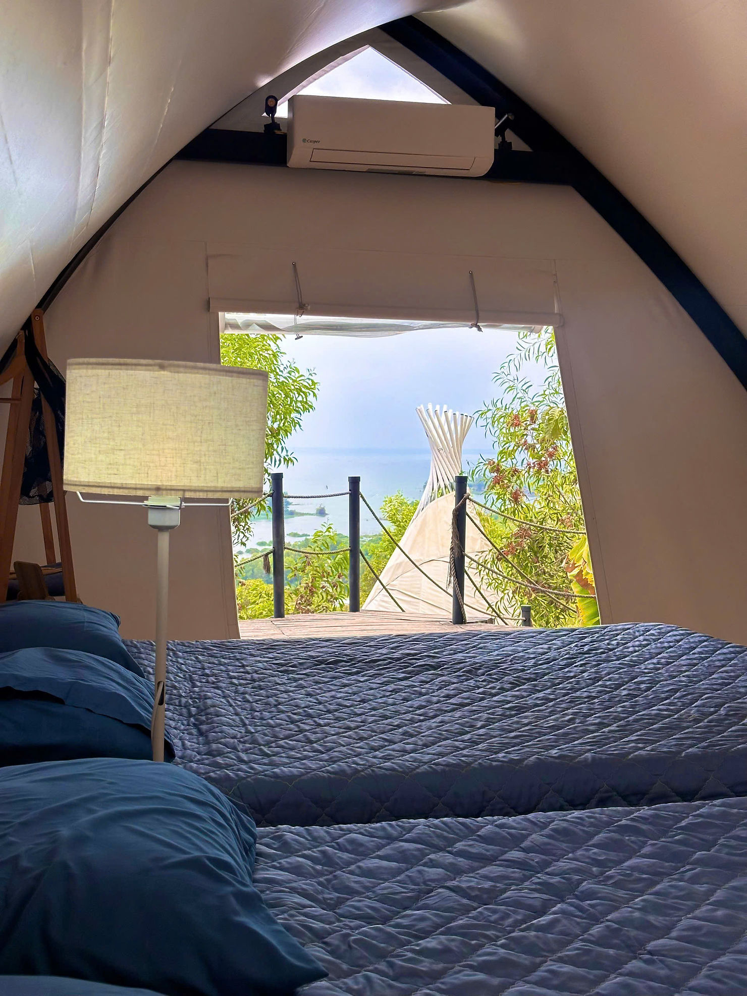 Bên trong lều glamping có máy lạnh tại Panorama Glamping – giường êm, không khí trong lành, ánh sáng tự nhiên giúp dễ ngủ và thư giãn