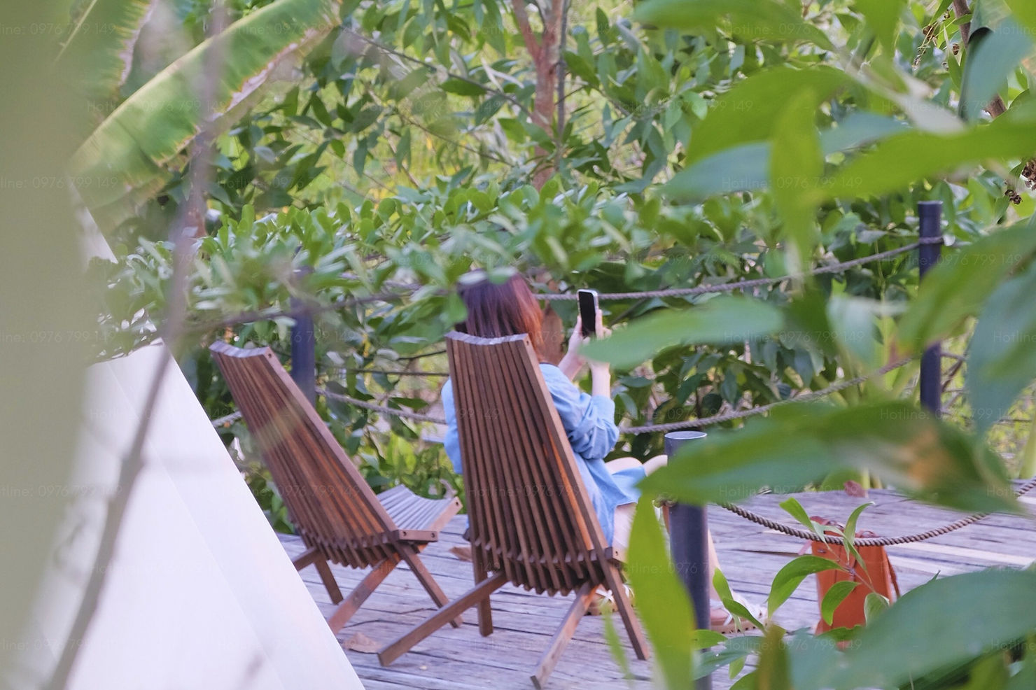 Góc nhỏ xanh mát trước hiên lều tại Panorama Glamping – ngồi thư giãn trên ghế gỗ, tận hưởng không gian trong lành và ghi lại những khoảnh khắc đáng nhớ.