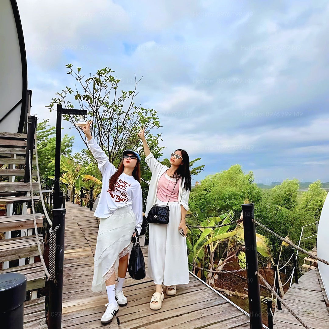 Buổi trưa ở Pano, bóng mát của rừng cây và làn gió nhẹ mang đến không gian tĩnh lặng – nơi bạn có thể mở sách, nhâm nhi tách cà phê và để thời gian trôi chậm lại.