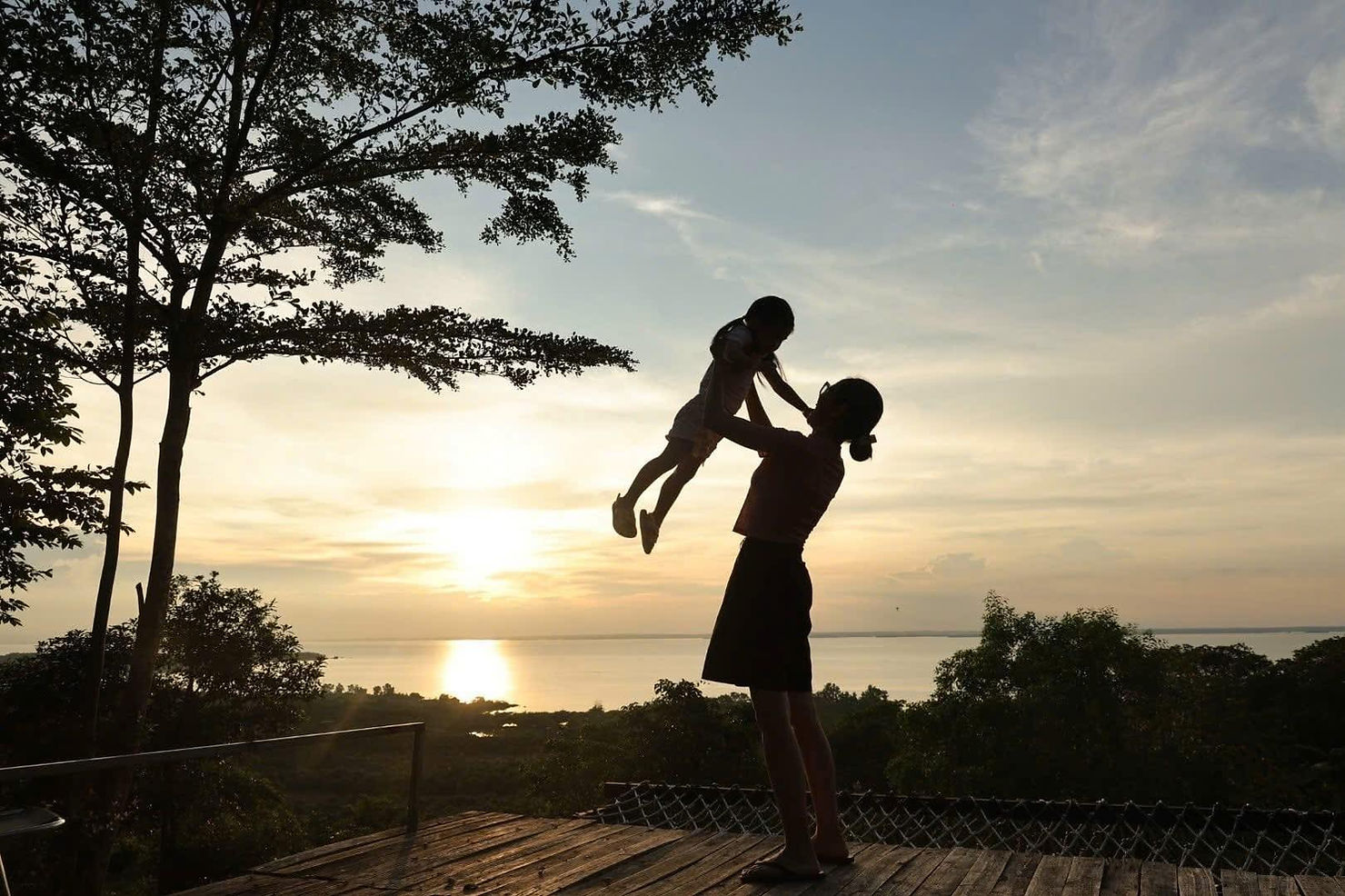 Giữa không gian thiên nhiên tĩnh lặng, mẹ và bé cùng ngắm hoàng hôn buông xuống trên mặt hồ Trị An — nơi ký ức tuổi thơ được lấp đầy bằng ánh nắng, tiếng cười và sự kết nối bình yên.