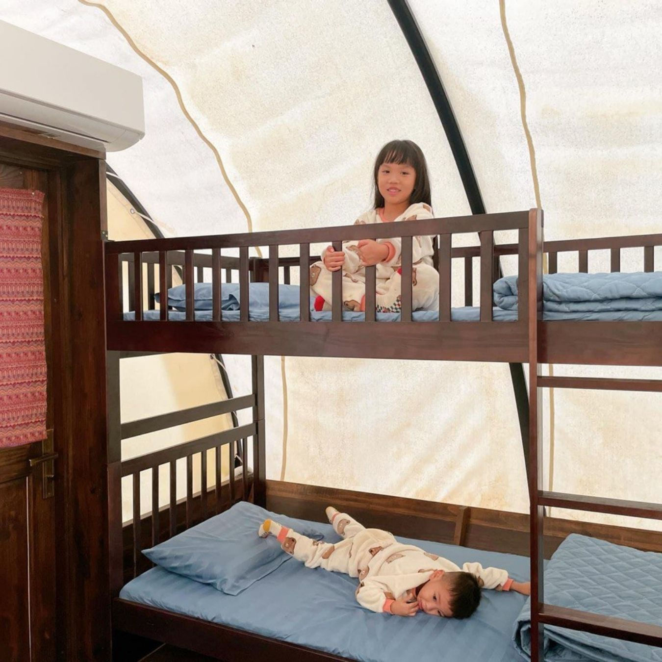 Không gian lều được thiết kế ấm cúng, tiện nghi và an toàn cho trẻ nhỏ — nơi các bé có thể thoải mái ngủ, chơi, và tận hưởng kỳ nghỉ cùng gia đình giữa thiên nhiên.