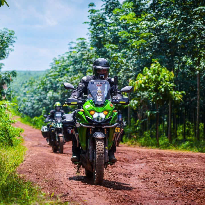 Hành trình Cardo Rally 2025 – những tay lái chinh phục cung đường đất đỏ hướng về Panorama Glamping, nơi tốc độ gặp gỡ cảm xúc và tinh thần tự do lên ngôi.