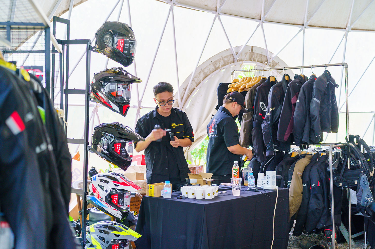 Khu trưng bày và trải nghiệm thiết bị biker trong Dome Panorama Glamping – nơi các tay lái Cardo Rally 2025 giao lưu, thử nghiệm sản phẩm và chia sẻ kinh nghiệm hành trình.