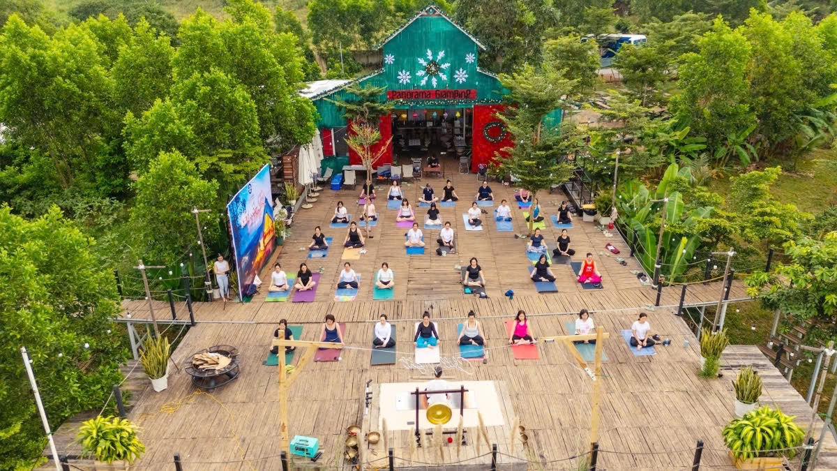Thiền và yoga buổi sáng tại Panorama Glamping hồ Trị An, glamping gần Sài Gòn, hoạt động thư giãn giữa thiên nhiên, du lịch chữa lành, nghỉ dưỡng cân bằng thân tâm trí.