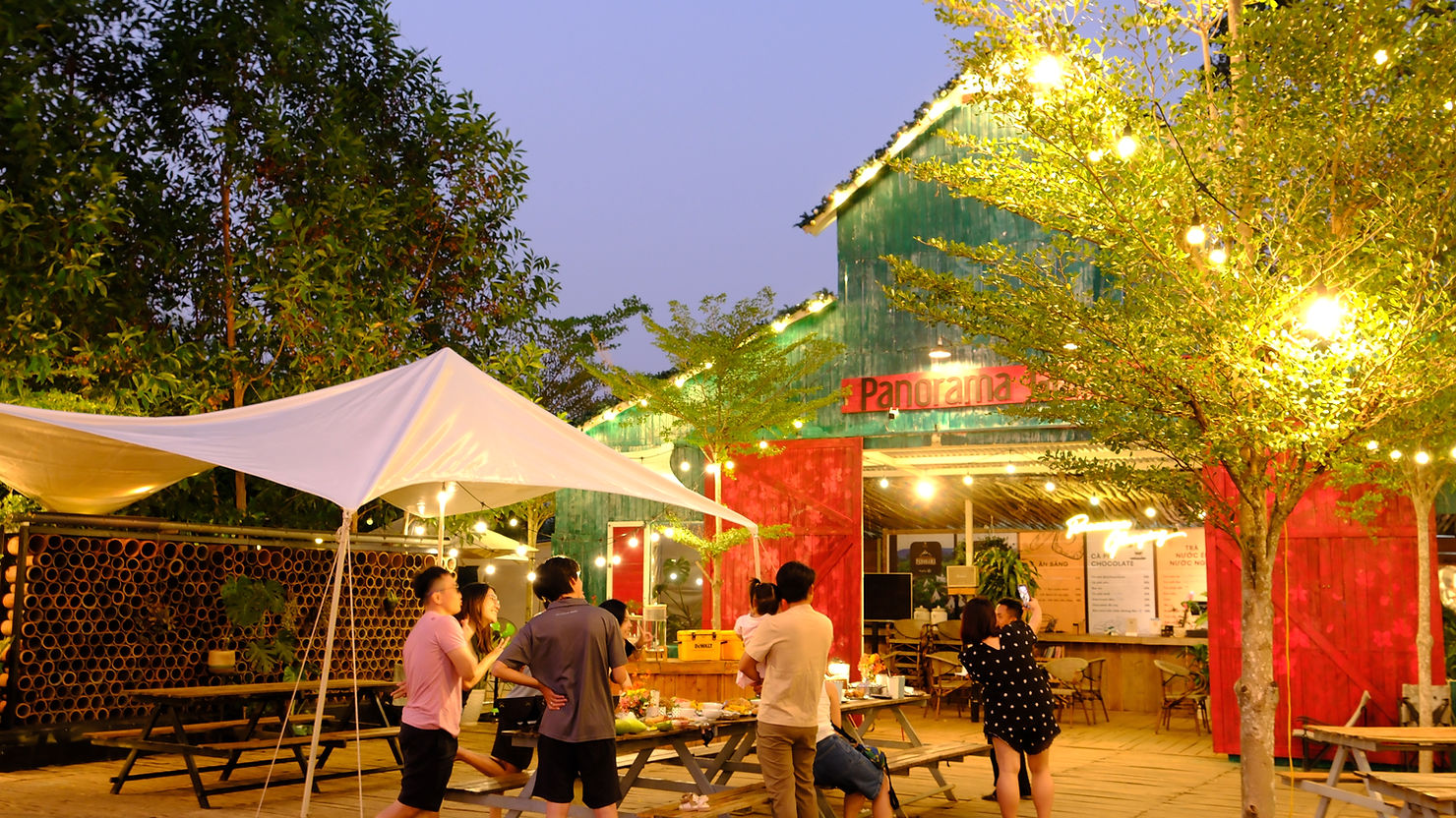 Không gian BBQ ngoài trời rực rỡ ánh đèn tại Panorama Glamping – nơi du khách quây quần cùng nhau nướng thịt, thưởng thức bữa tối giữa thiên nhiên và tận hưởng bầu không khí trong lành bên hồ Trị An.