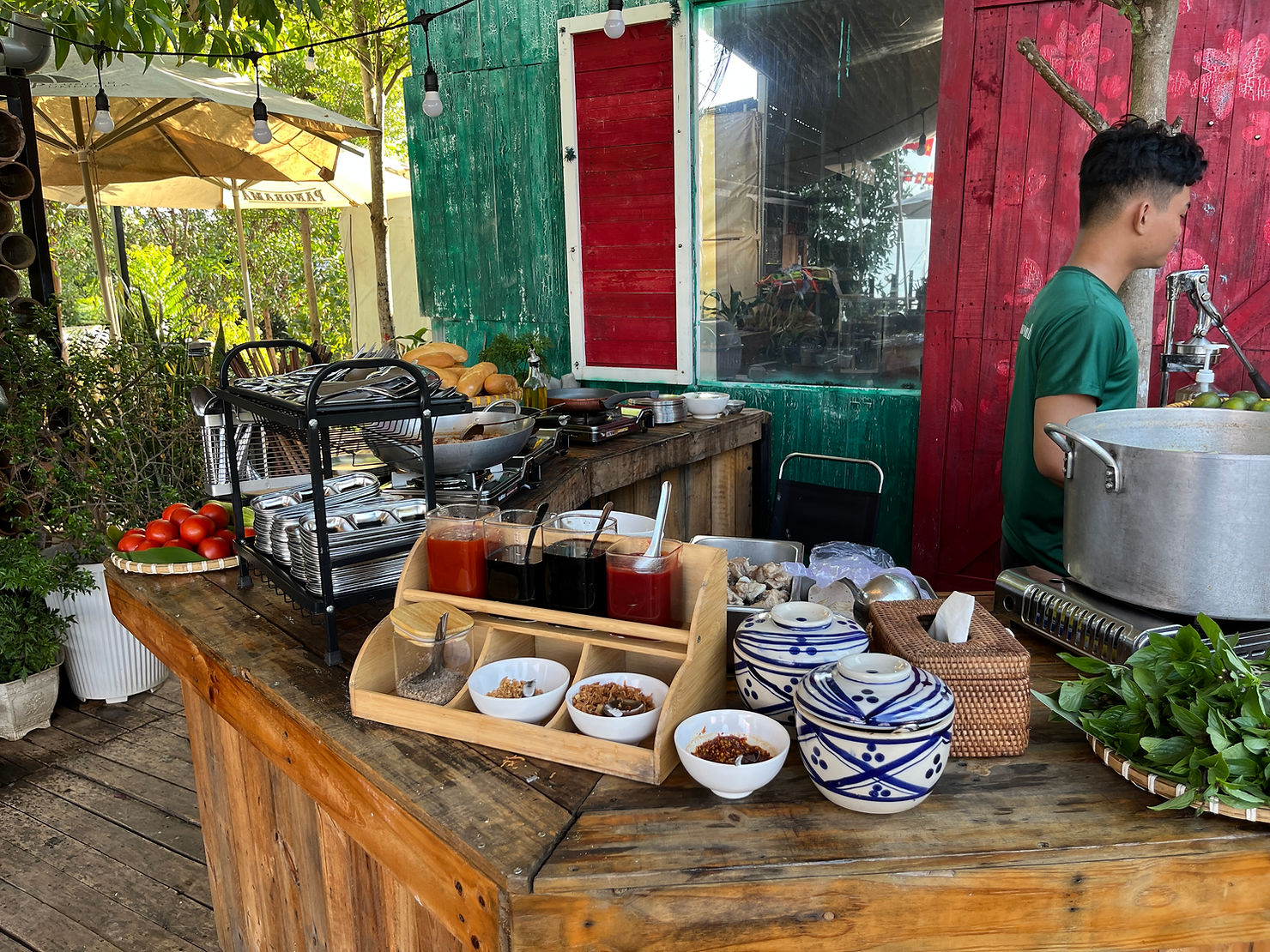 Quầy bữa sáng tại Panorama Glamping, nơi mọi chi tiết đều được chuẩn bị tỉ mỉ và tràn đầy yêu thương.