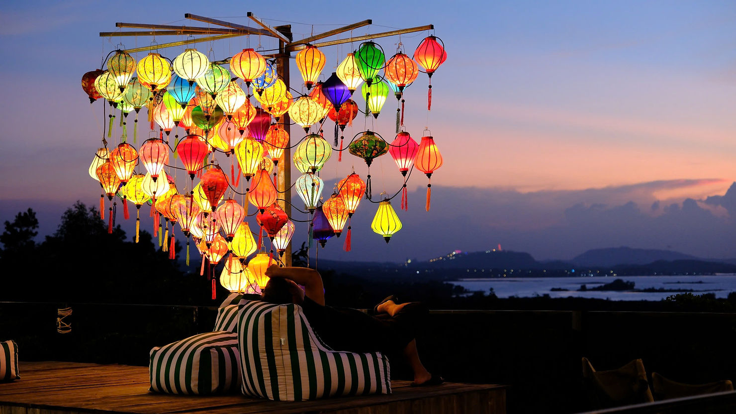 Trăng rằm phản chiếu mặt hồ Trị An – khung cảnh chỉ có tại Panorama Glamping, nơi mỗi người đều tìm thấy bình yên và niềm vui giản dị.