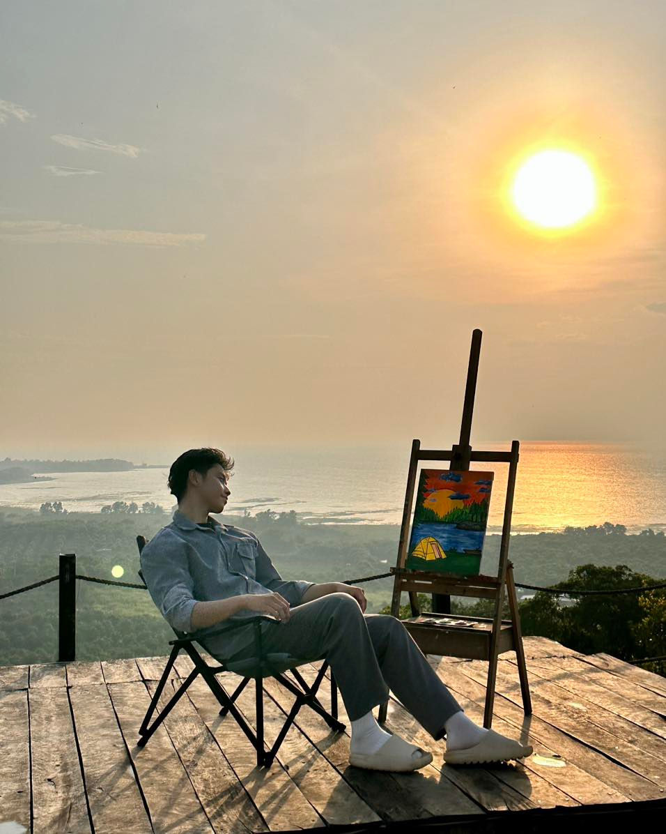 Chiều thu ở Panorama Glamping – nơi con người, nghệ thuật và thiên nhiên giao hòa. Ngồi trước khung cảnh biển hồ rộng mở, tận hưởng ánh hoàng hôn và lắng nghe chính mình.