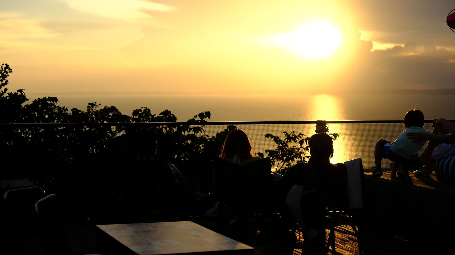 Hoàng hôn tại Panorama Glamping – khi ánh mặt trời dần buông xuống hồ Trị An, cả gia đình cùng ngồi bên nhau, lặng ngắm sắc vàng lan trên mặt nước. Một khoảnh khắc giản dị nhưng đủ để gói trọn cảm xúc đoàn viên và sự bình yên giữa thiên nhiên.