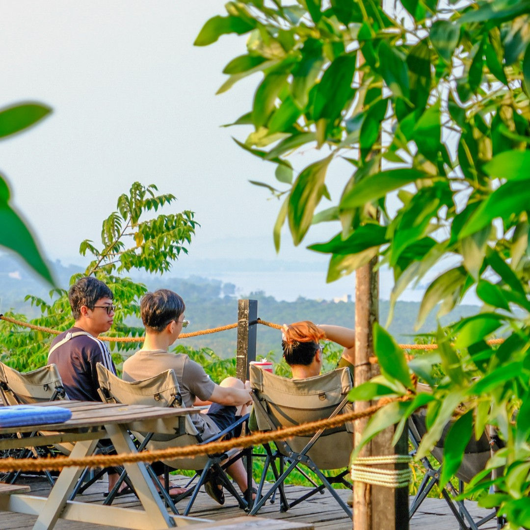 Khoảnh khắc thảnh thơi tại Panorama Glamping Hồ Trị An – nơi bạn chỉ cần ngồi xuống, nhâm nhi câu chuyện cùng bạn bè và ngắm nhìn thiên nhiên rộng mở trước mắt.