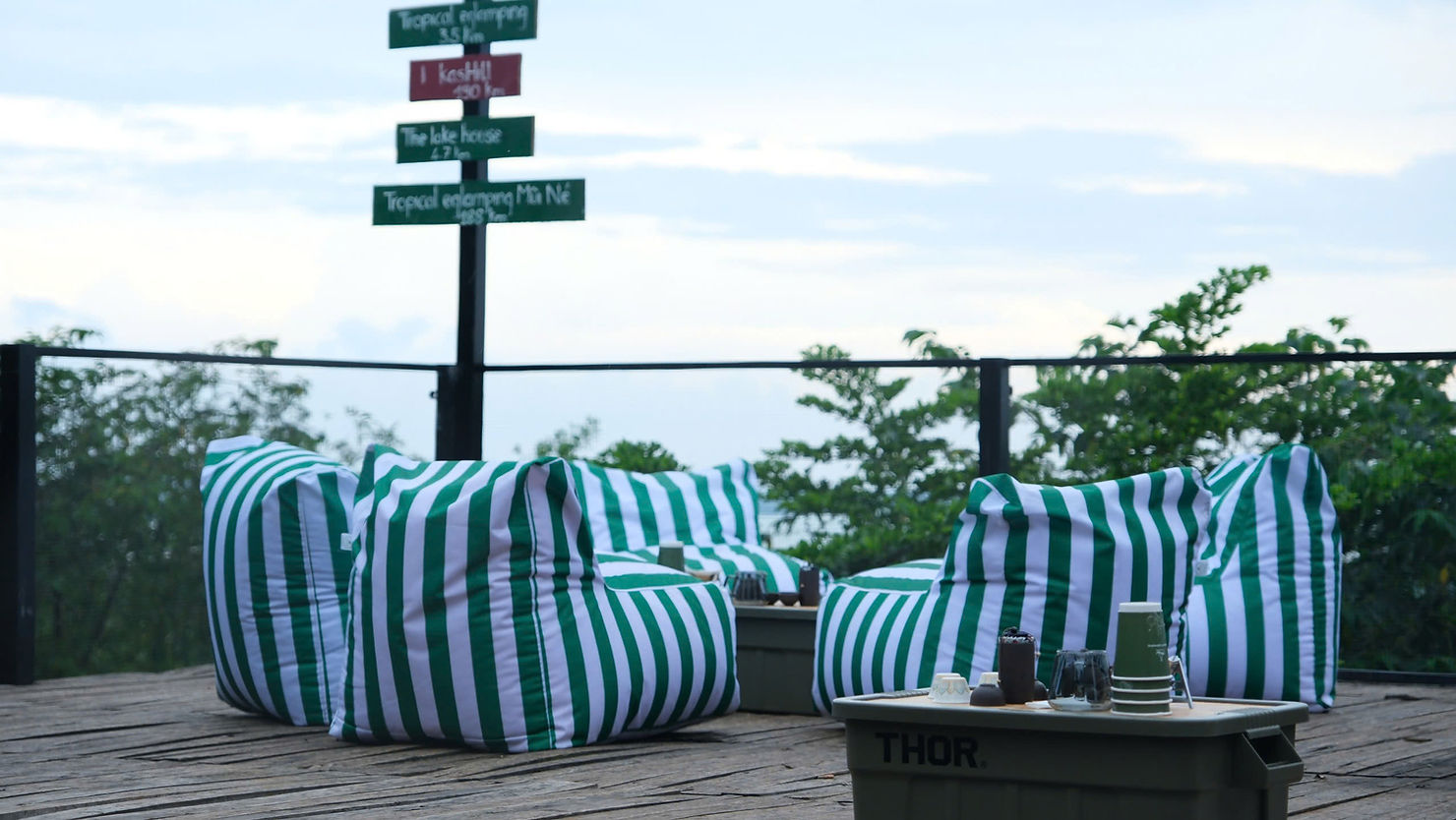 Trà chiều tại Panorama Glamping – khu cắm trại gần TPHCM với ghế lười, bánh ngọt và bình trà nóng, không gian nghỉ dưỡng yên tĩnh gần thiên nhiên cho glamping gia đình.