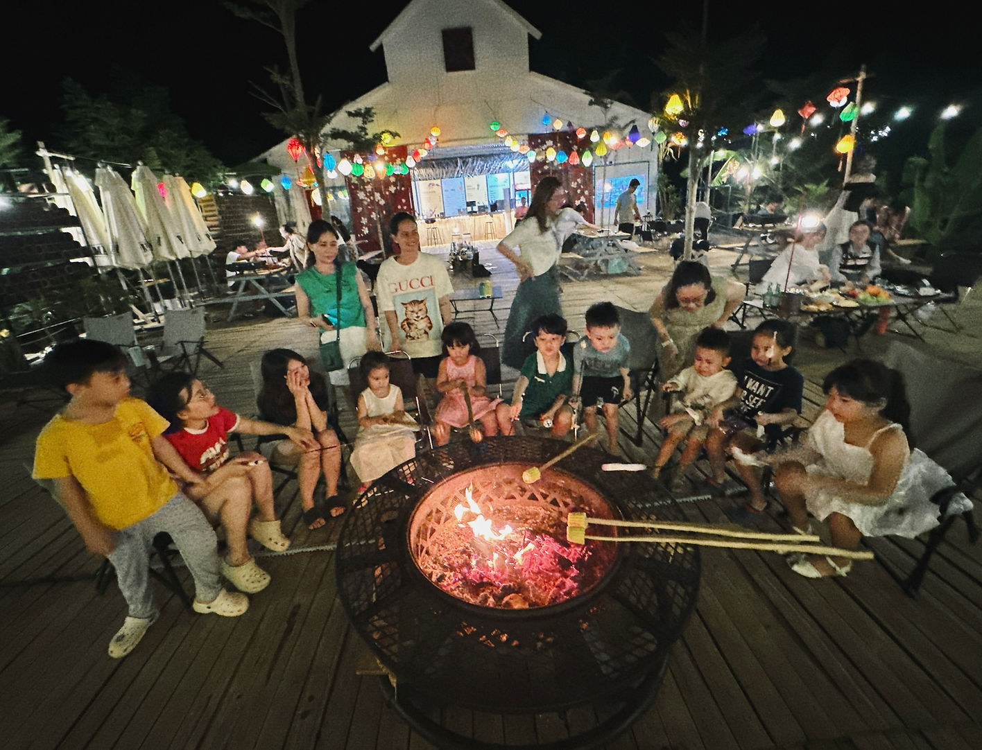 Khoảnh khắc đoàn viên đêm Trung Thu tại Panorama Glamping – khi cả gia đình quây quần bên ánh lửa trại, cùng nướng kẹo marshmallow, nghe đàn guitar mộc vang lên và ngắm đèn lồng rực rỡ soi sáng cả khoảng trời. Một buổi tối giản dị mà ấm lòng, nơi trẻ nhỏ vui cười và người lớn thấy lại ký ức tuổi thơ.