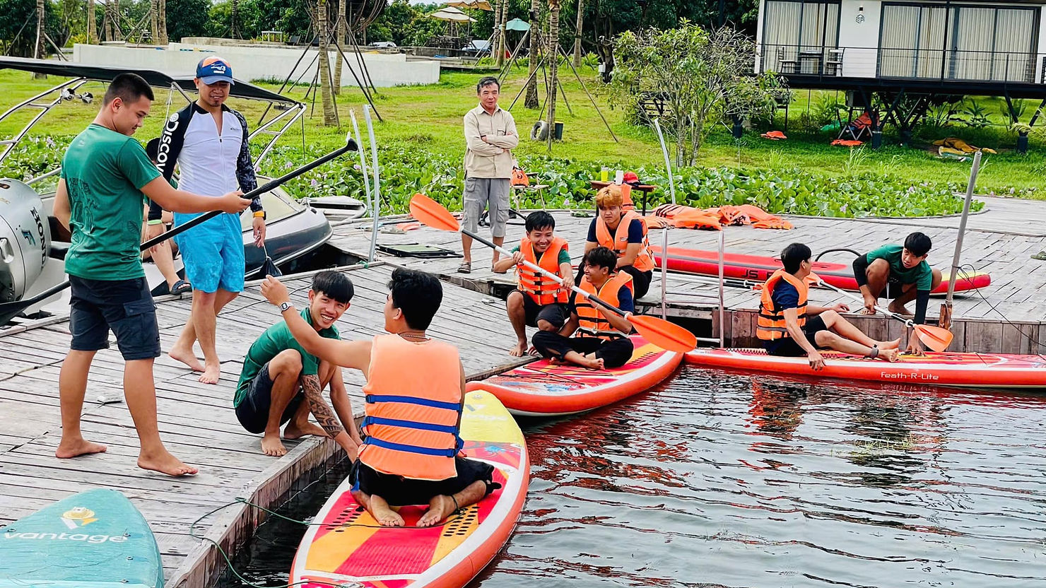 Buổi sáng tràn đầy năng lượng với trải nghiệm chèo SUP cùng bạn bè tại The Lake House, gần Panorama Glamping Hồ Trị An.