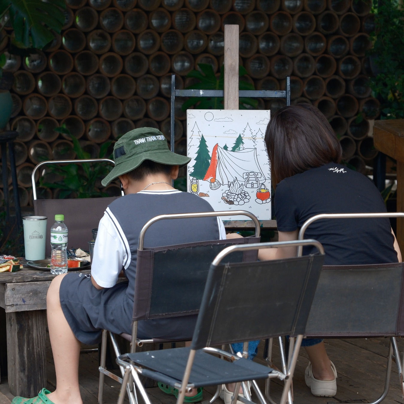 Hoạt động tô tranh tại Panorama Glamping – trải nghiệm sáng tạo dành cho trẻ em và gia đình khi đi glamping gần Sài Gòn, vừa thư giãn vừa gắn kết.