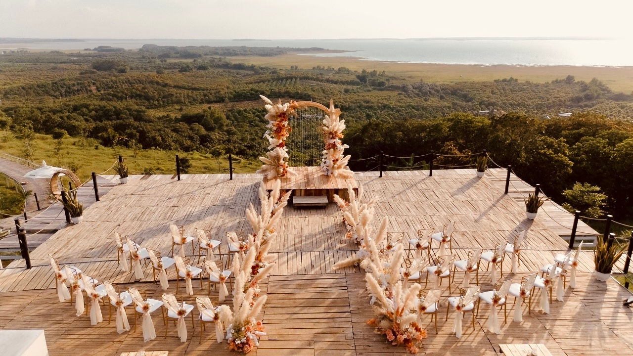 Lễ cưới dưới hoàng hôn 360° trên sân gỗ Panorama Glamping Hồ Trị An, không gian cưới ngoài trời lãng mạn với view đồi và hồ bao quanh, mang đến trải nghiệm độc đáo và khó quên.