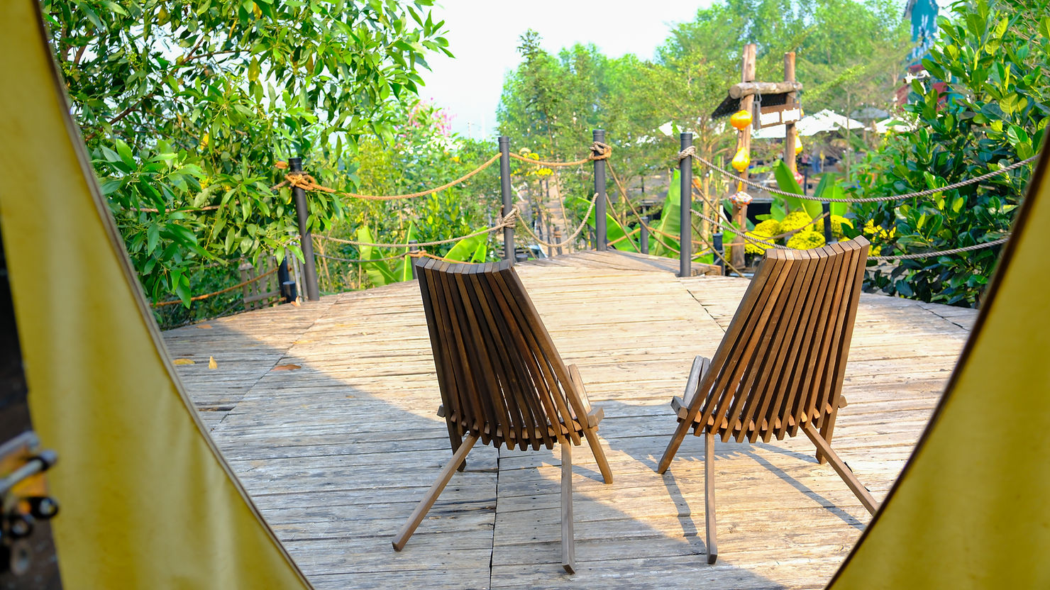 Góc hiên gỗ buổi sáng tại Panorama Glamping – nơi bạn ngồi nhâm nhi tách cà phê, hít hà không khí mát lành và ngắm hồ Trị An bừng sáng trong nắng sớm.