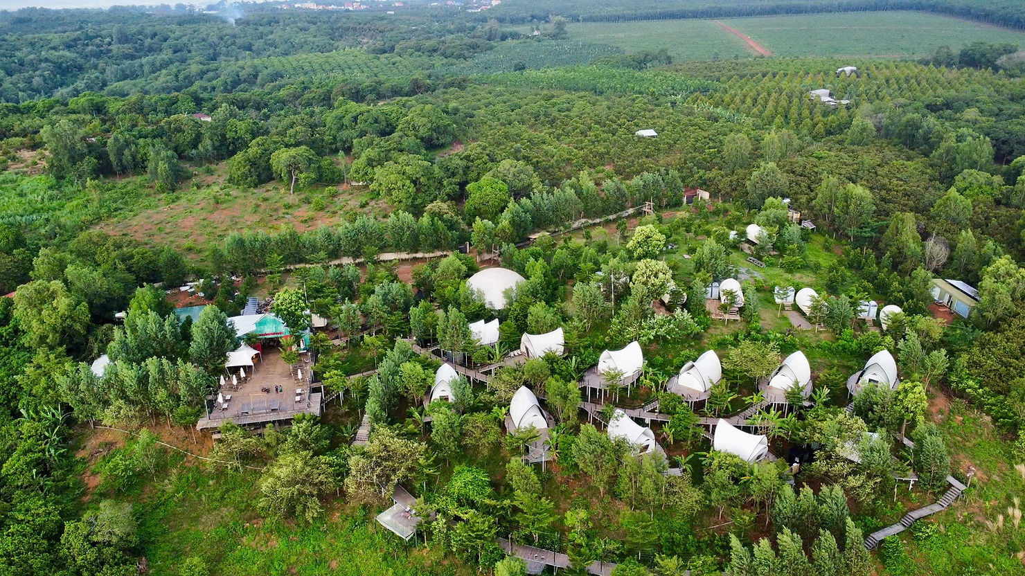 Toàn cảnh Panorama Glamping giữa thiên nhiên Đồng Nai, nổi bật với các lều glamping tiện nghi có máy lạnh, tọa lạc trên triền đồi nhìn thẳng ra hồ Trị An