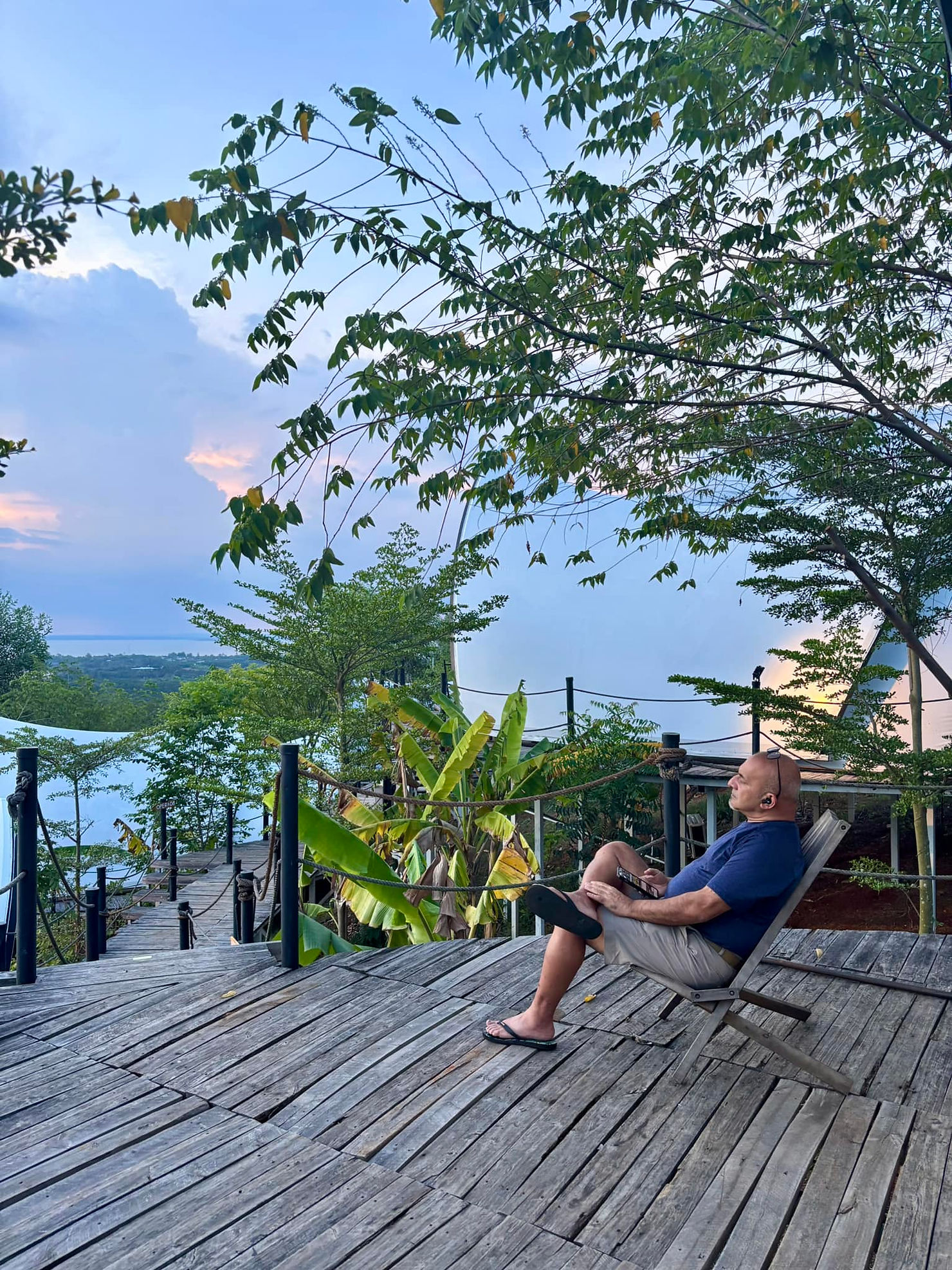 Ngồi giữa thiên nhiên, lắng nghe gió và ngắm trời chiều buông xuống – khoảnh khắc an nhiên chỉ có tại Panorama Glamping.