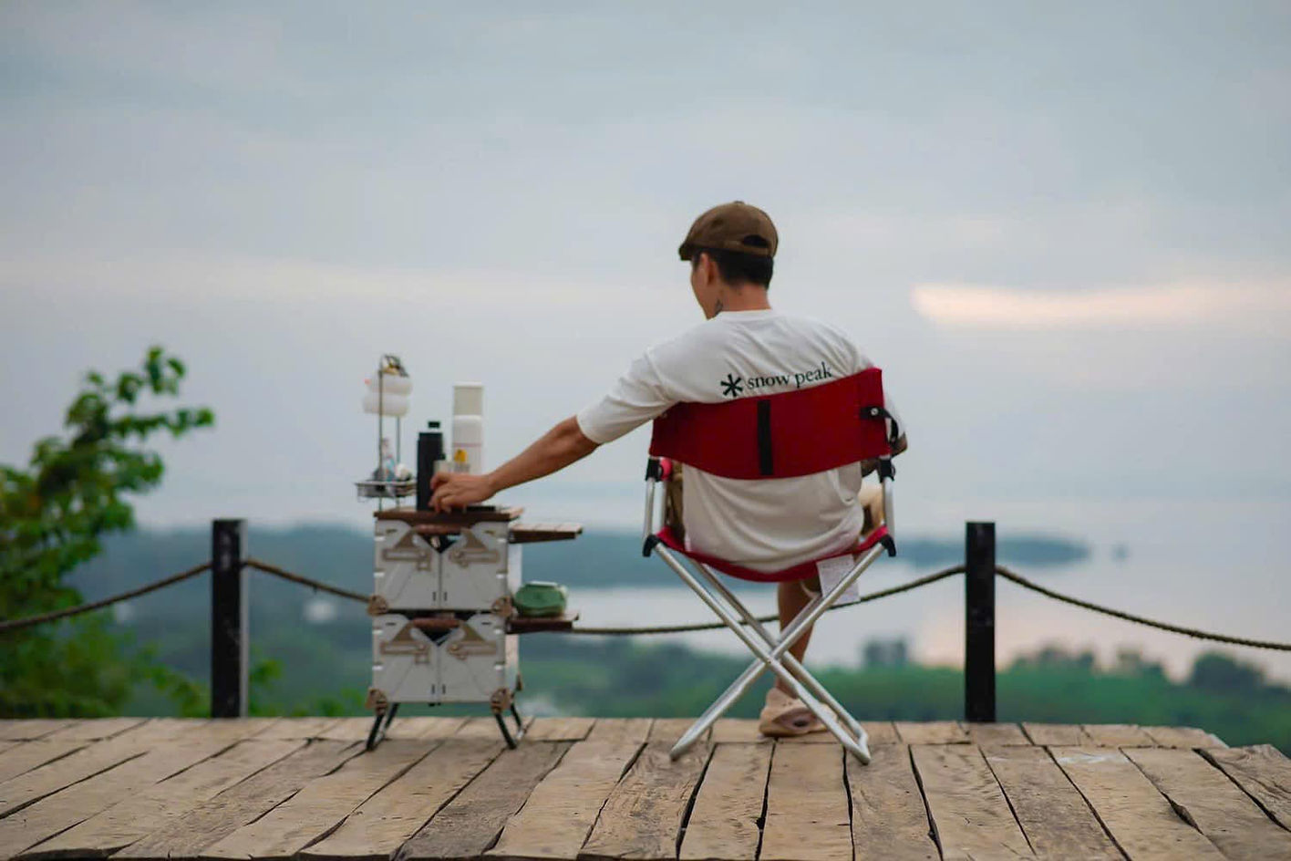 Ngồi bên hiên gỗ tại Panorama Glamping, thưởng thức tách cà phê và ghi lại reel ‘Nature Heal – ASMR’ – nơi âm thanh gió, nước và trời mây trở thành bản nhạc chữa lành.