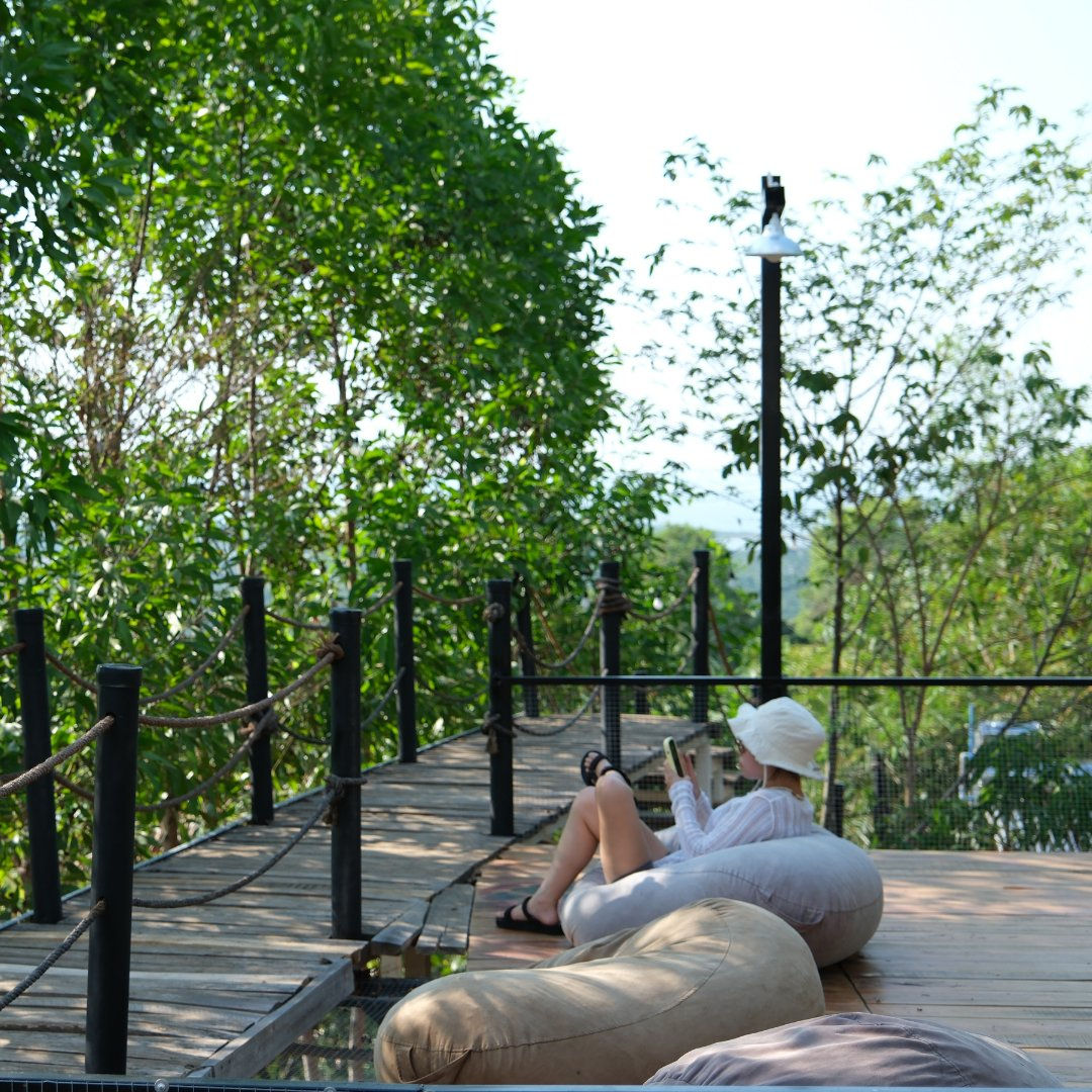 “Chiều thu ở Panorama – thảnh thơi ngồi tựa ghế lười, đọc vài trang sách hay lướt điện thoại giữa không gian xanh mát.