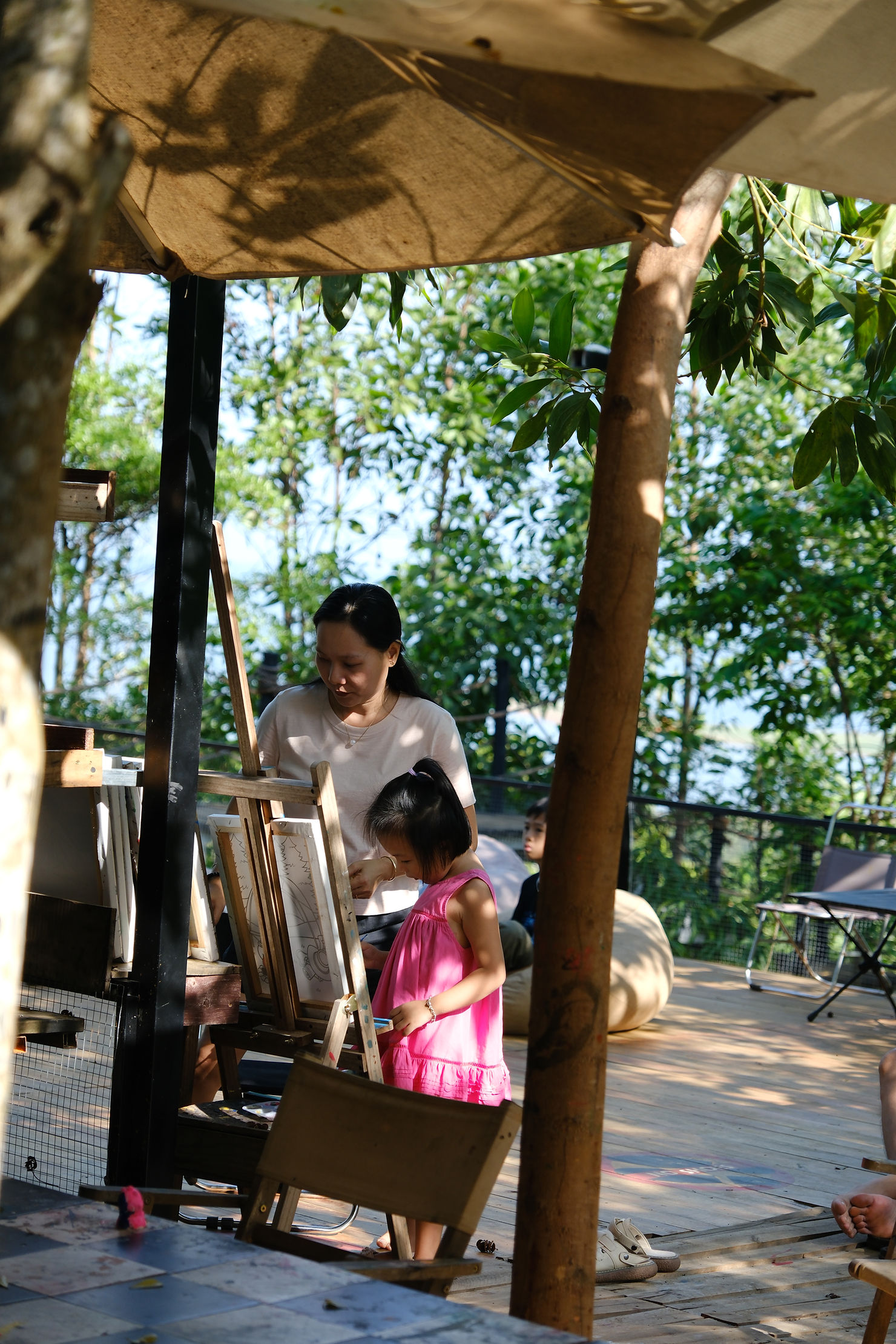 Khoảnh khắc mẹ và bé cùng nhau khám phá góc vẽ tại Panorama – nơi những kỷ niệm tuổi thơ được nuôi dưỡng giữa thiên nhiên xanh mát.