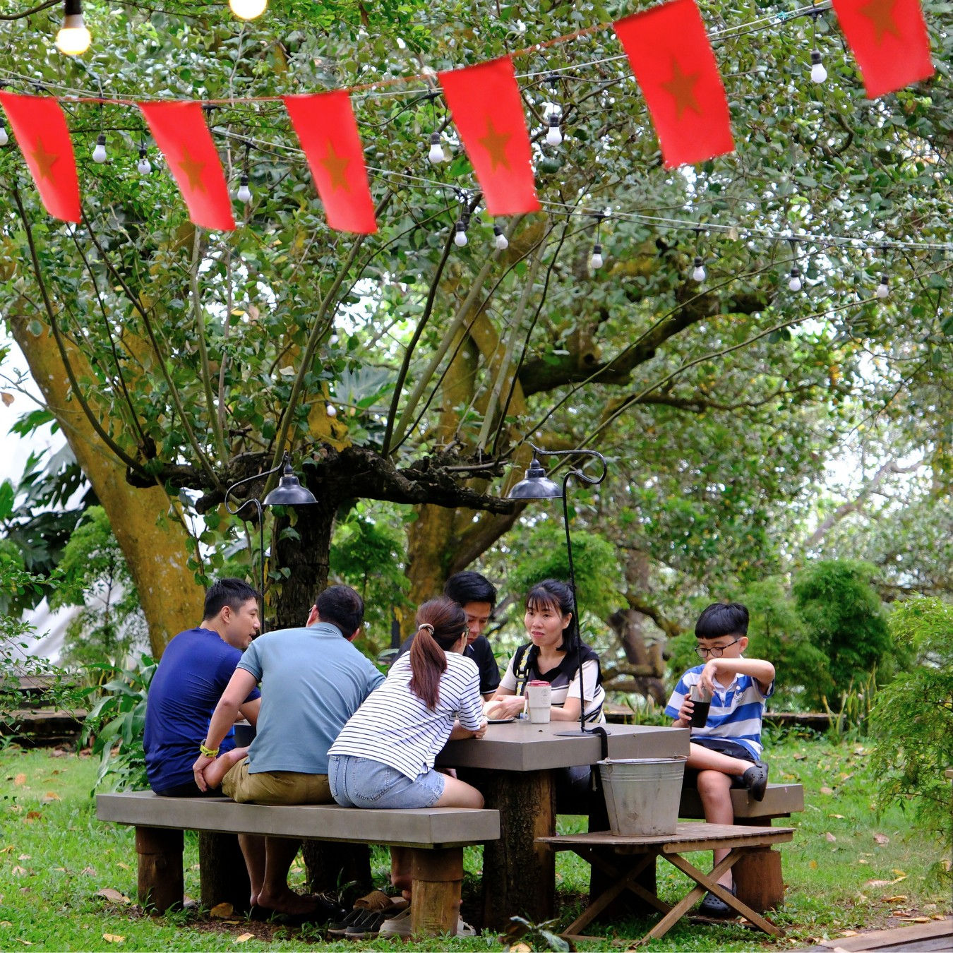 Trải nghiệm thư giãn tại Tropical eglamping Đồng Nai – dưới tán điều xanh mát, chỉ cách Panorama 3,5km, lý tưởng cho bữa sáng, dạo bộ và tận hưởng thiên nhiên trong lành.