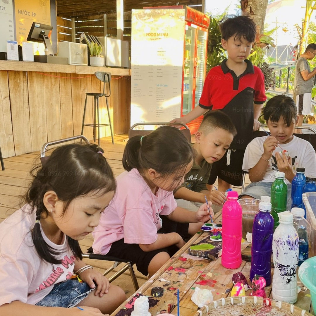 Các bé say mê tô tượng, nặn màu tại Panorama Glamping – hoạt động sáng tạo giúp trẻ khám phá tuổi thơ giữa thiên nhiên trong lành.