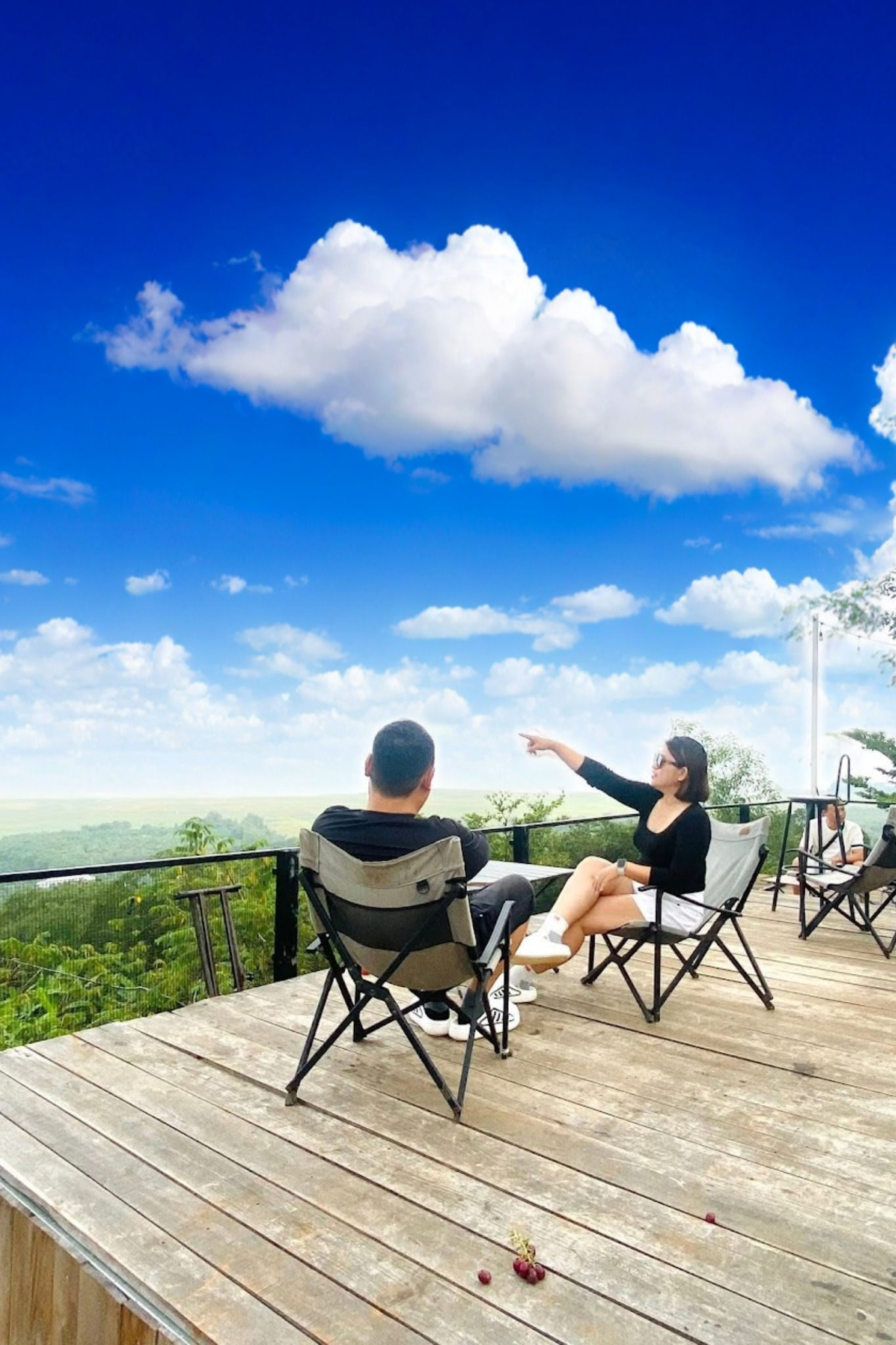 Ngồi trên cao ngắm trời mây, để lòng nhẹ tênh giữa thiên nhiên – khoảnh khắc bình yên ở Panorama Glamping, nơi bạn chỉ cần hít thở cũng thấy cả thế giới dịu dàng hơn.