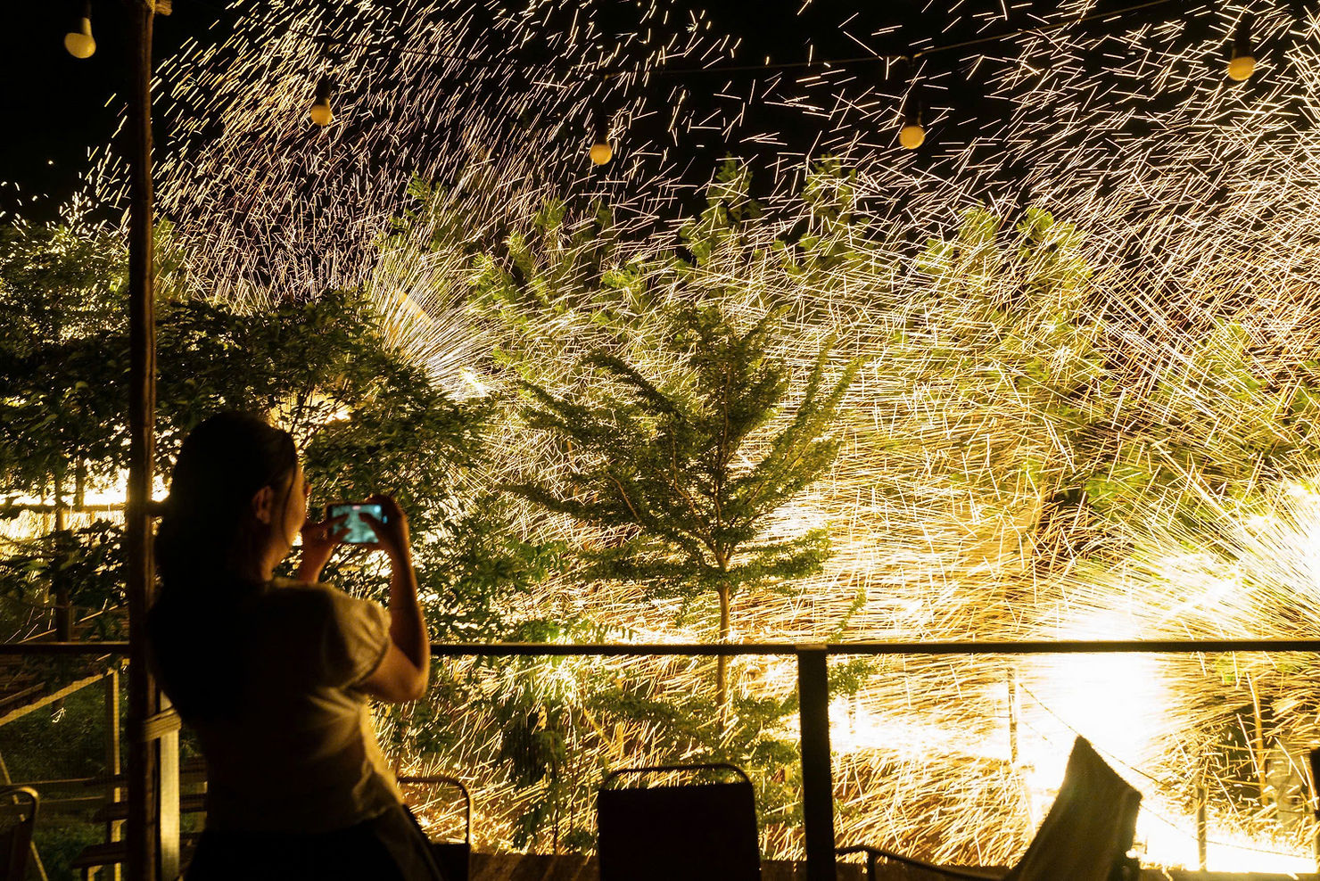 Khoảnh khắc pháo xoay rực lửa tại Panorama Glamping – màn trình diễn độc đáo biến đêm cắm trại thành lễ hội ngoài trời, mang lại trải nghiệm khó quên.