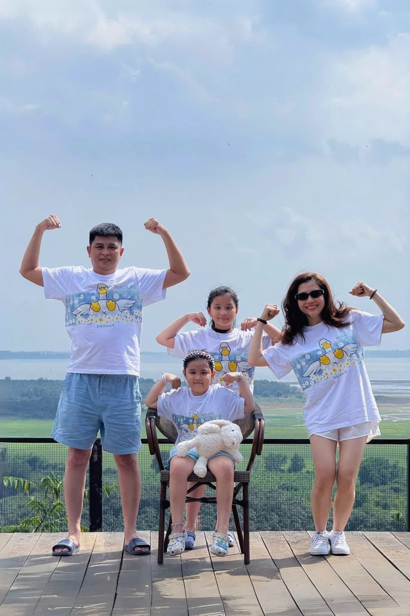 Không chỉ là chuyến đi, mà là khoảnh khắc cả gia đình cùng nhau mạnh mẽ, hạnh phúc và gắn kết tại Panorama Glamping. View hồ Trị An tuyệt đẹp, combo 4 người chỉ 2.980K.