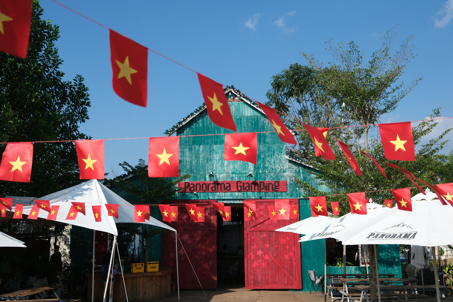 Cờ đỏ sao vàng tung bay rực rỡ trên nền trời xanh tại Panorama Glamping – không gian đậm chất Việt, nơi không khí Quốc khánh 2/9 lan tỏa trong từng góc nhỏ.