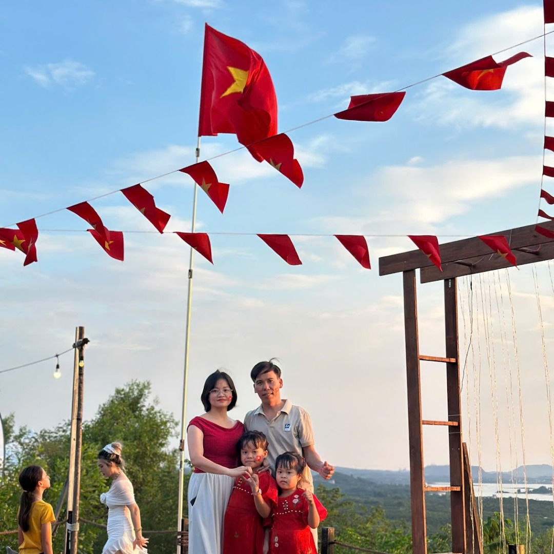 Khoảnh khắc gia đình hạnh phúc dưới cờ đỏ sao vàng tại Panorama Glamping, gắn kết yêu thương và tự hào dân tộc.