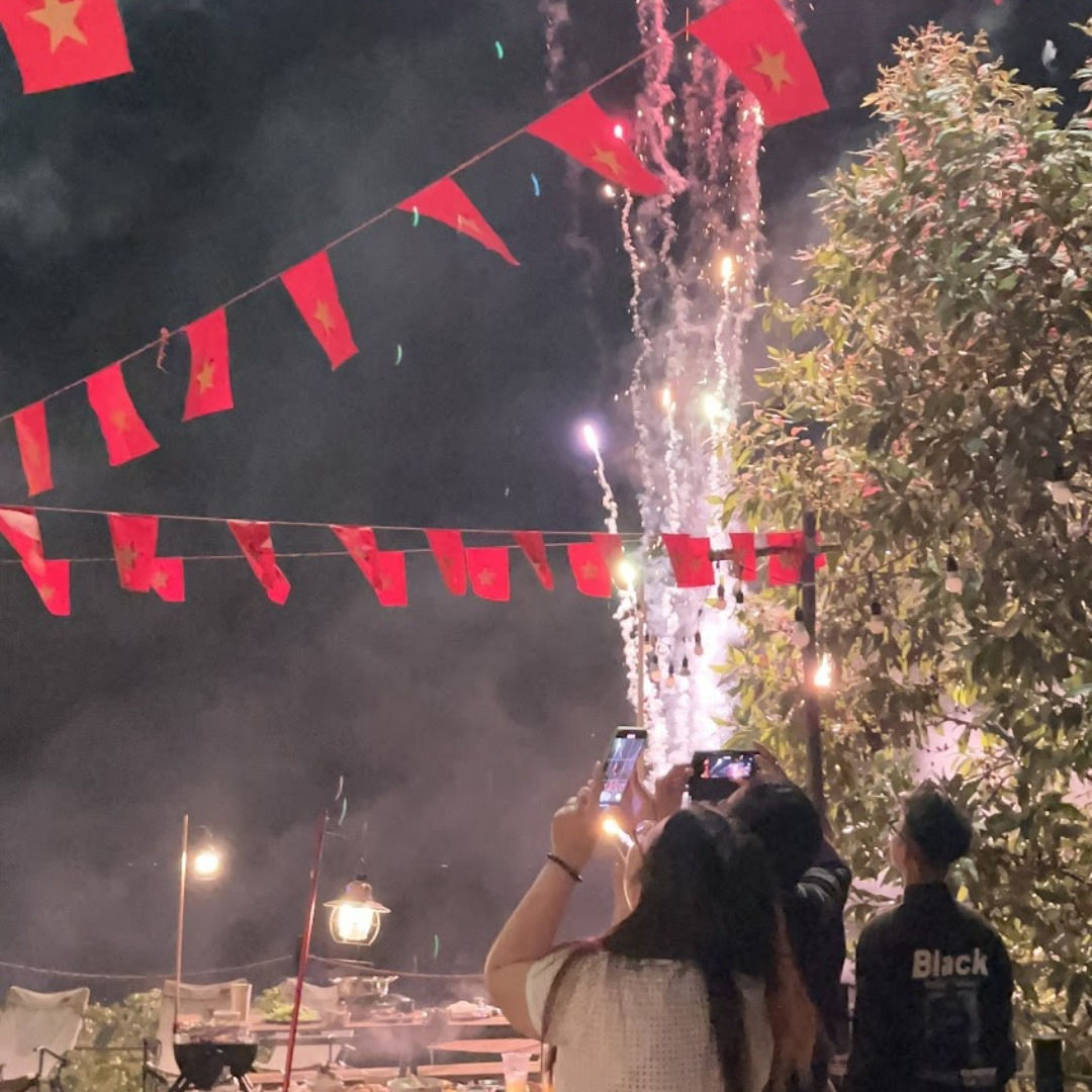 Pháo hoa bừng sáng giữa nền cờ đỏ sao vàng trong đêm lễ 2/9 tại Panorama Glamping – một khoảnh khắc thiêng liêng, gợi niềm tự hào dân tộc giữa thiên nhiên yên bình của hồ Trị An.