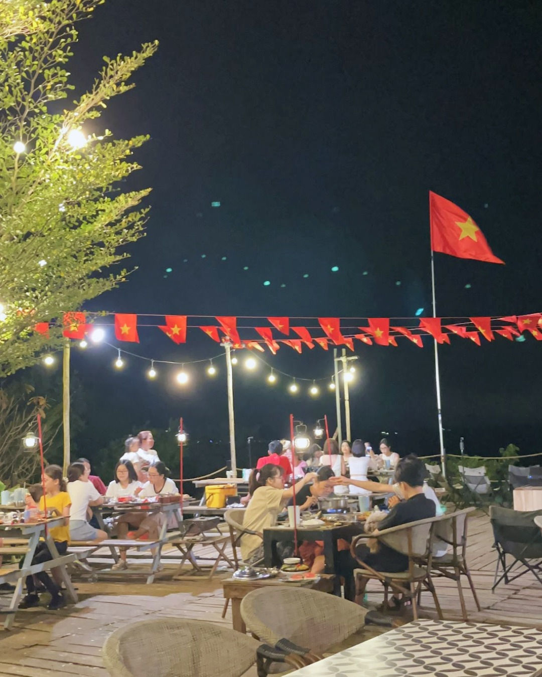 Bữa tối BBQ giữa thiên nhiên, view 360 độ hồ Trị An tại Panorama Glamping – trải nghiệm glamping gần Sài Gòn cho gia đình và bạn bè.