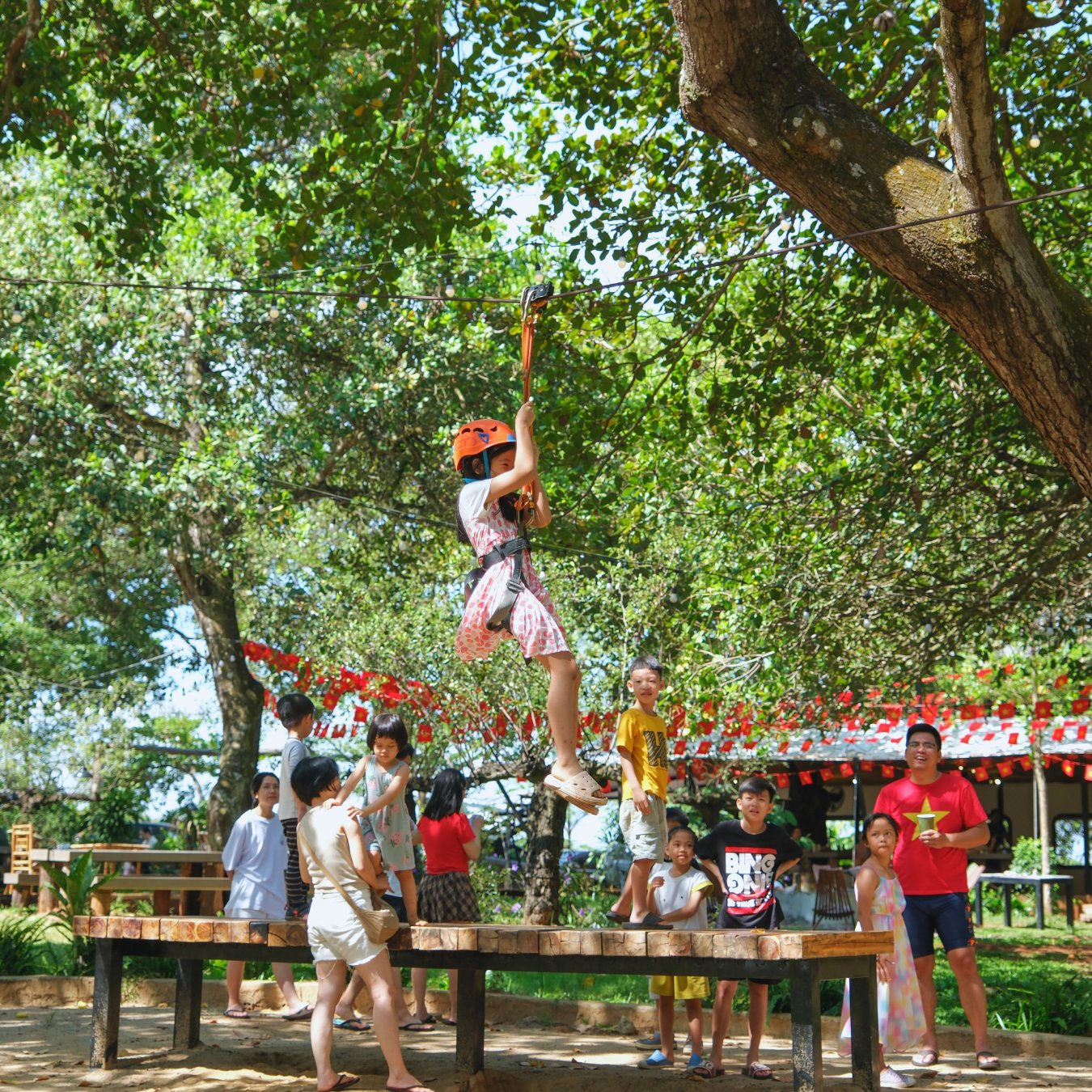 Đi Panorama Glamping, bạn có thể kết hợp trải nghiệm thêm nhiều hoạt động vui chơi tại Tropical eglamping Đồng Nai, như zipline cho trẻ em dưới tán điều xanh mát.