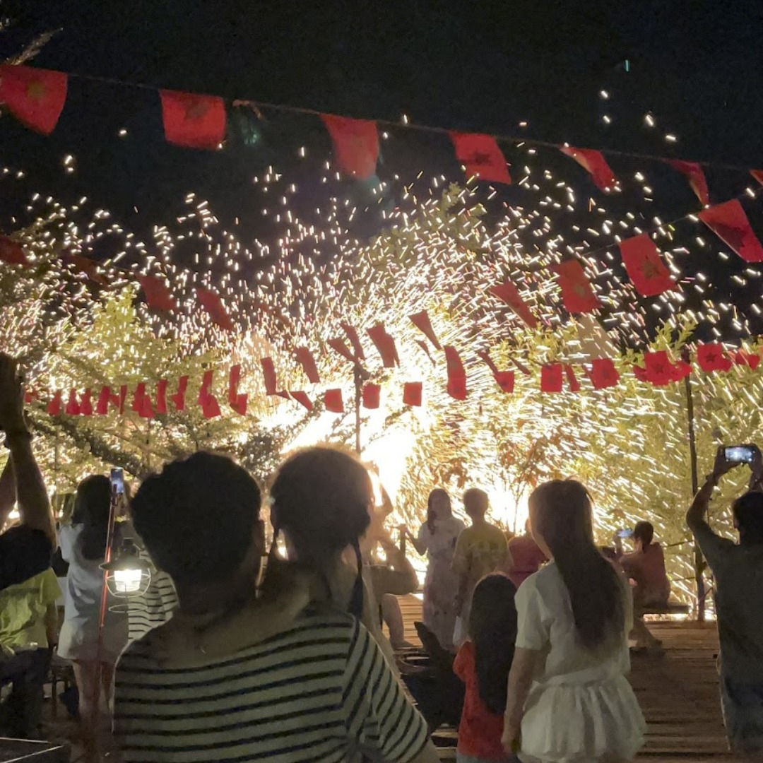 Khoảnh khắc mãn nhãn khi vòng xoay lửa rực sáng cả không gian đồi tại Panorama Glamping – một trong những hoạt động buổi tối đặc sắc, mang lại trải nghiệm glamping cho gia đình đầy ấn tượng. Cảnh quan thiên nhiên kết hợp hiệu ứng ánh sáng tạo nên không khí lễ hội sống động, an toàn và đáng nhớ.