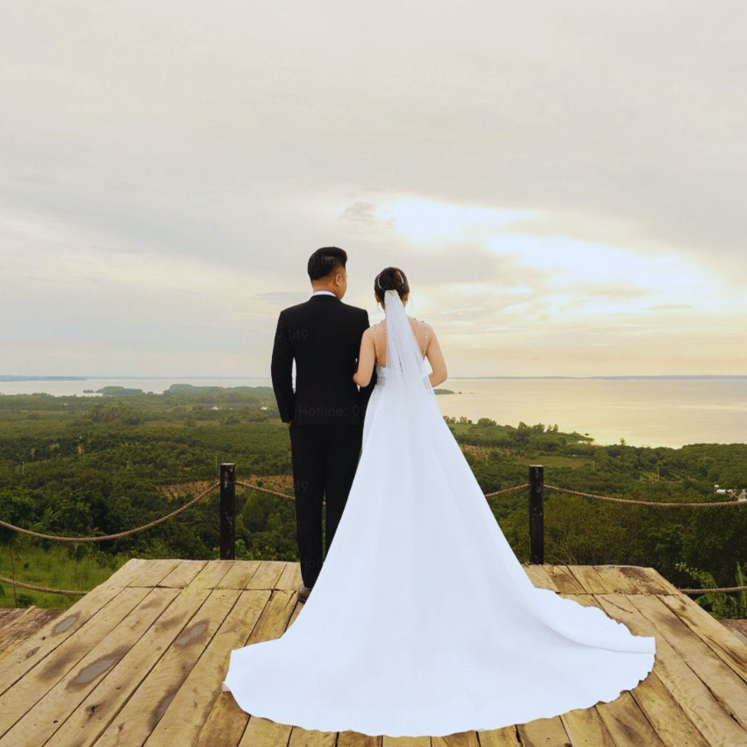 Trên nền hoàng hôn hồ Trị An, từng khoảnh khắc tự nhiên tại Panorama Glamping trở thành chất liệu cho một bức ảnh cưới nhẹ nhàng, riêng tư và đầy cảm xúc.