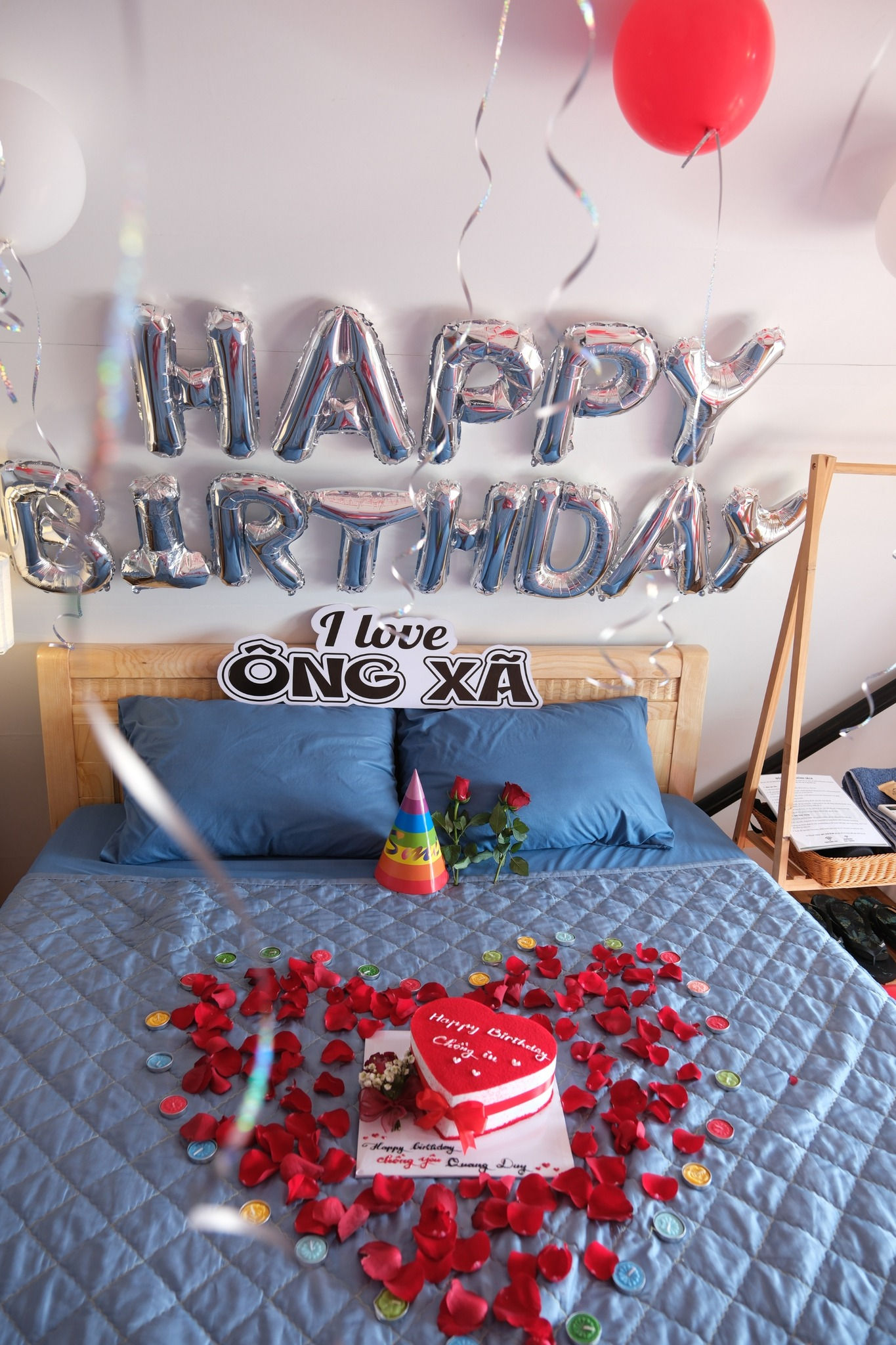 Một bất ngờ ngọt ngào dành riêng cho “ông xã” – căn lều được trang trí lãng mạn với hoa hồng, bánh kem và lời nhắn yêu thương, sẵn sàng cho một buổi sinh nhật ấm áp chỉ có hai người tại Panorama Glamping.