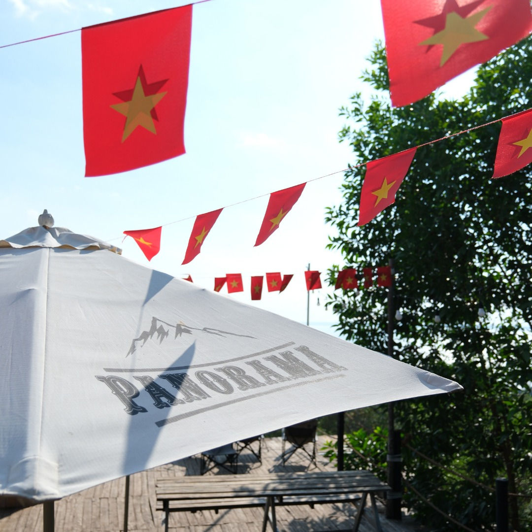 Dãy cờ đỏ sao vàng tung bay trong nắng – tạo nên một không gian lễ rực rỡ nhưng yên bình, giữa thiên nhiên xanh mát tại Panorama Glamping.