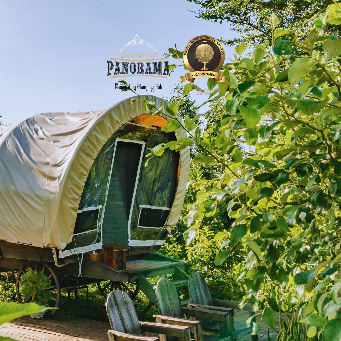 Lều Wagon với kiểu dáng xe ngựa đặc trưng, nằm giữa không gian xanh mát, lối đi ít bậc thang – lý tưởng cho gia đình có người lớn tuổi và trẻ nhỏ.