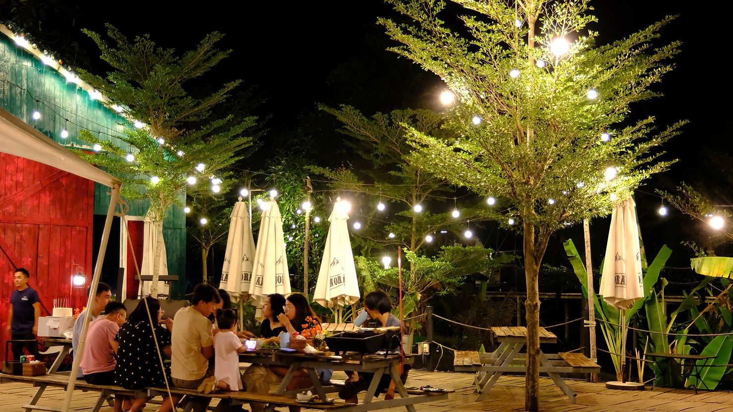 BBQ giữa thiên nhiên trong lành, dưới ánh đèn vàng ấm áp – trải nghiệm glamping cho gia đình đáng nhớ dịp lễ 2/9.