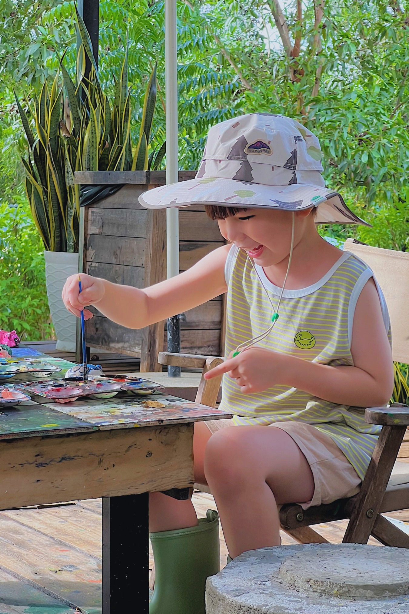 Bé thích thú tô tượng tại Panorama Glamping, hoạt động sáng tạo giúp trẻ em vừa vui chơi vừa khám phá