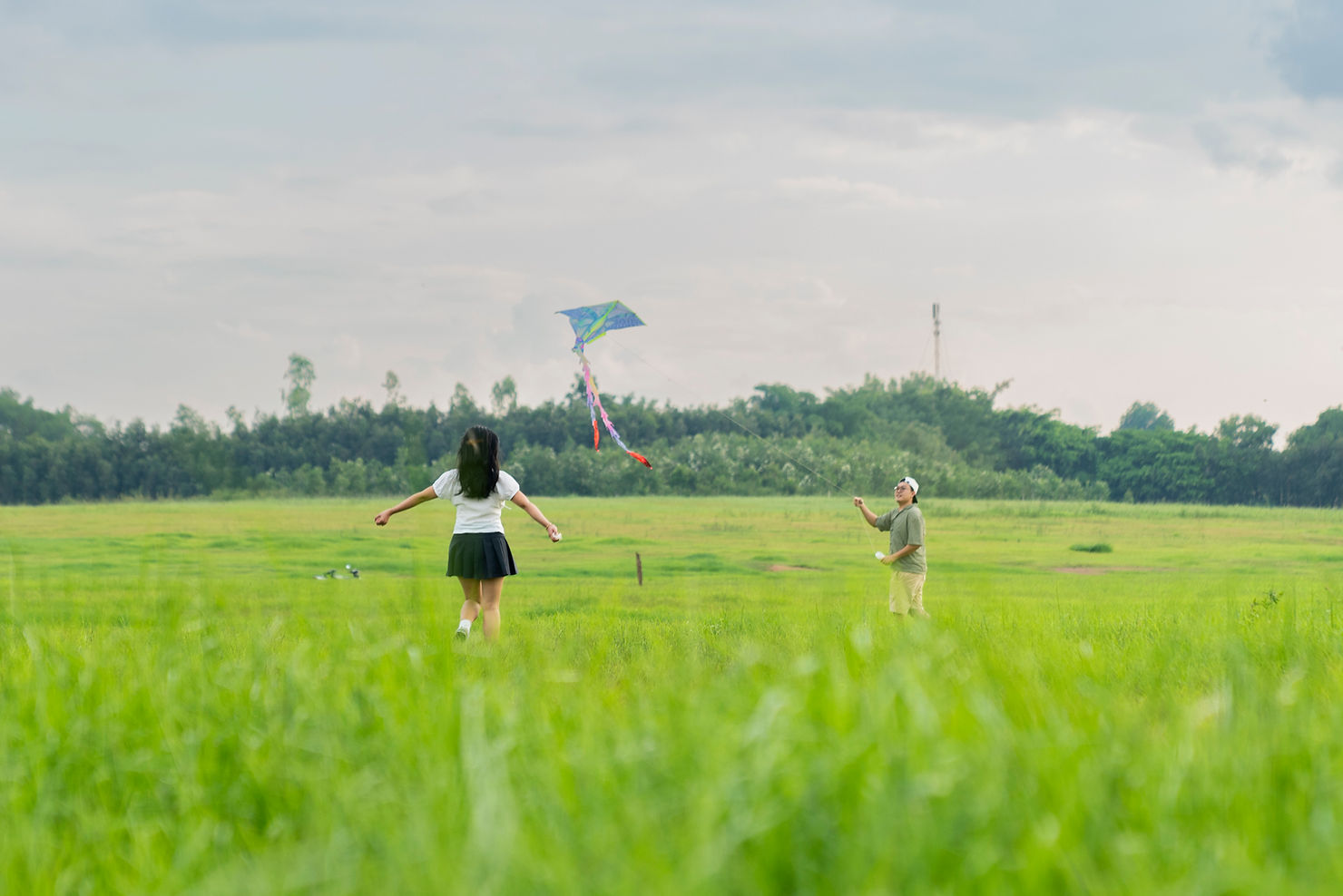 Gió hồ Trị An mang theo diều và mang cả những bộn bề trong lòng đi thật xa