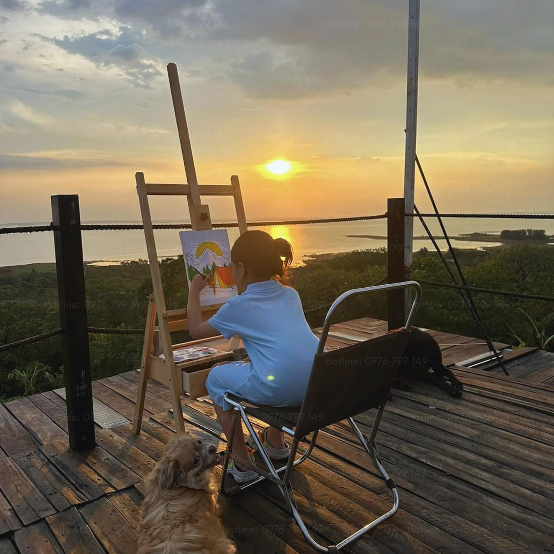 Trẻ em vẽ tranh trong ánh hoàng hôn tại Panorama Glamping